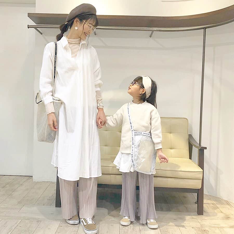 yunomama_takkaのインスタグラム：「優しい色合いでまとめた🌸 #親子リンクコーデ ♡ #春コーデ  #シャツワンピース を着回し♡ mama👩🏻 帽子→ @14plusjp #ロールアップサーモベレー帽 インナー→ @gu_for_all_  #シアーインナーT ワンピース→ @nikoand_official  パンツ→ @fifth_store #プリーツロングワイドパンツ スニーカー→ @vansjapan  バッグ→ @beautifulpeople_officialsite  kids👧🏻 ヘアバンド→ @grbirthday  トップス&バッグ→ @petitmain_official  パンツ→ 数年前楽天で @rakutenichiba.fashion スニーカー→ @vans #おやこーで #リンクコーデ #親子ペアルック  #親子リンク #春コーデ #シンプルコーデ #メガネコーデ #着回しコーデ #白シャツコーデ #ママコーデ #キッズコーデ #小学生コーデ #小学生ママ #スニーカーコーデ #娘コーデ #アラサーコーデ #mamagirl #gu_for_all #GUstyle #休日コーデ #プチプラコーデ #みんなのguコーデ #gu春コーデ2020」