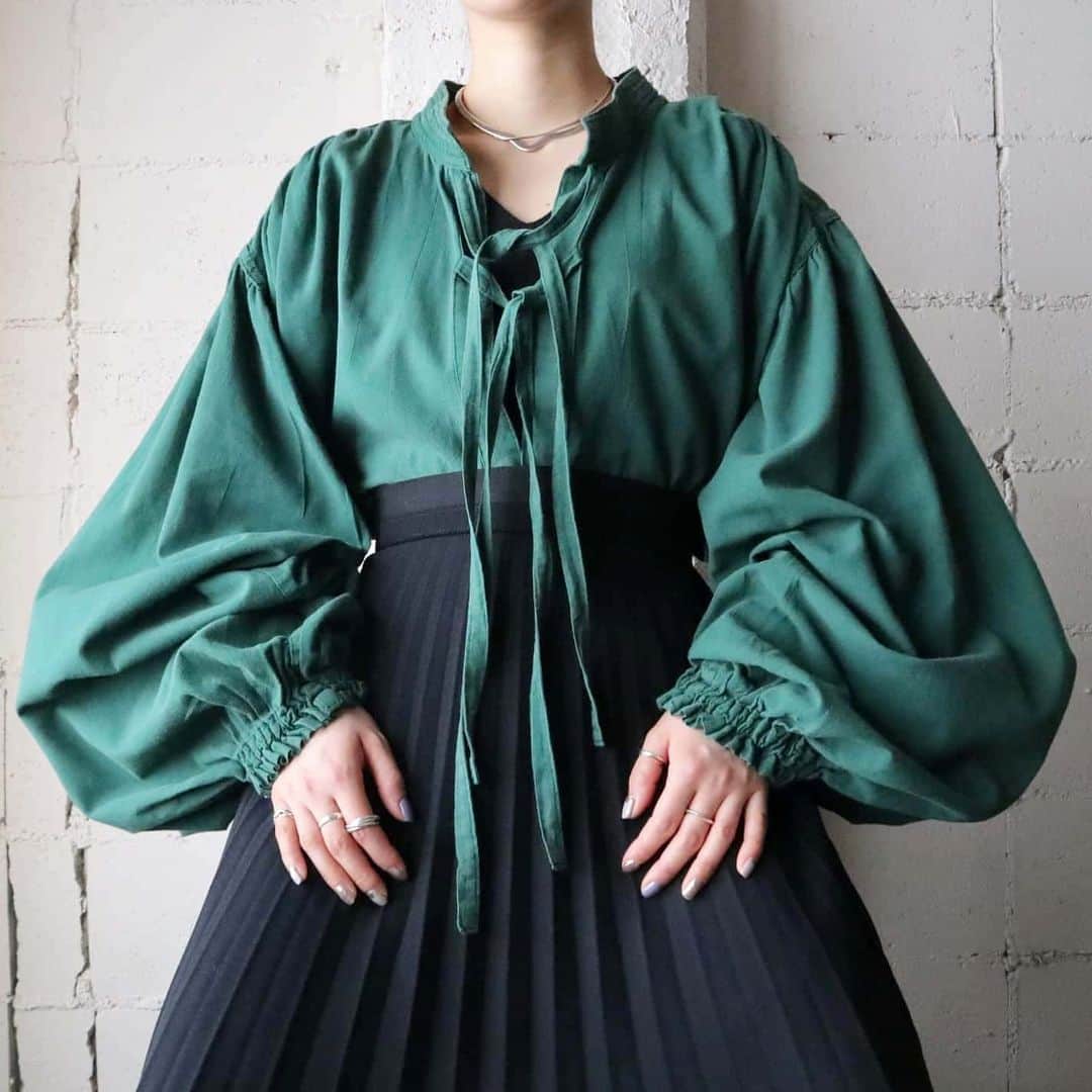 吉祥寺 古着屋 Orfeoのインスタグラム：「Volume Sleeve Green Blouse  #orfeo #kichijoji #tokyo #vintage #used #fashion #coordinate #outfit  掲載商品のお問い合わせはメールにて承っております。コメント、DMでのお問い合わせは受け付けておりませんのでご了承ください。」
