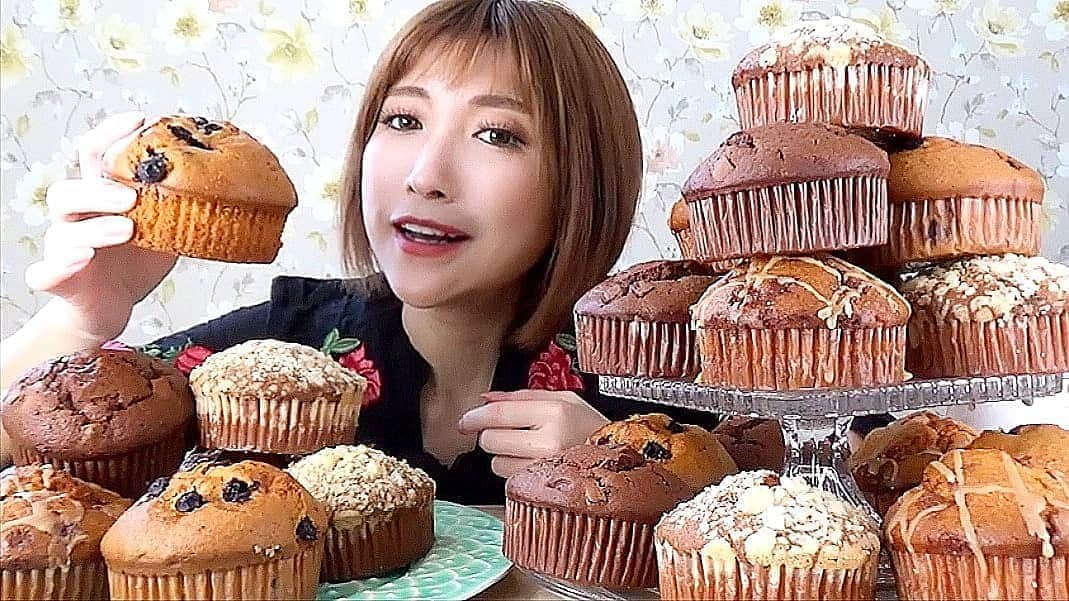 石関友梨のインスタグラム：「YouTube！糖分も半端ない！コストコのマフィン限界食い！  #プロフィールからyoutube飛べます  #大食いYouTuber #コストコ #マフィン #チョコレート #ブルーベリー #バナナ #フレンチトースト #シナモン #メープル #コストコスイーツ #大食い動画 #勝手にファッションチェック」