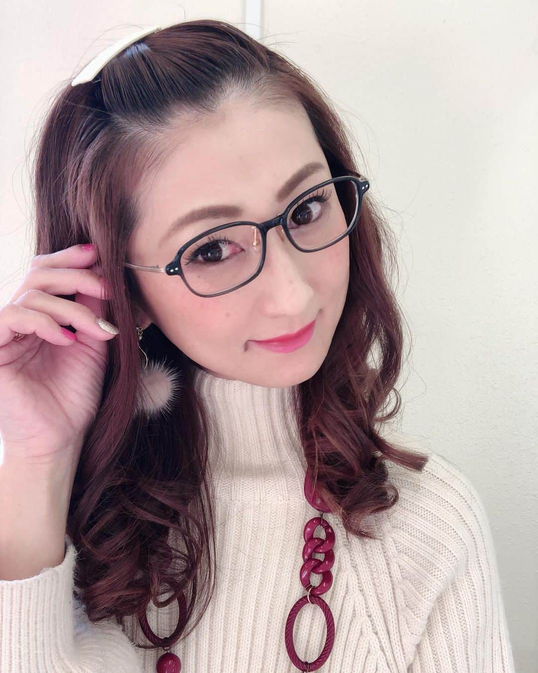 彩耶さんのインスタグラム写真 - (彩耶Instagram)「#メガネな気分👓💕 ・ ・ メガネってお家の中でかけることが多いんだけど、こんなに素敵なメガネなら どんどんお出掛けに使いたいなぁ😊💕 ・ ・　 メガネをかけることでメイク効果が生まれ美しさを引き出してくれる〜✨ ・ そんなメガネ👓… 『エイジレスメイク メガネ Moi Je（モアジェ）』 ・ ・ 人気ヘアメイクアップアーティスト山本浩未さんが監修した新感覚のメガネ Moi Je（モアジェ）👓 メガネの田中 @meganenotanaka 様より新発売されました❣️ ・ ・ ●フェイスラインがシュッと引き締まったようなリフトアップ効果💕 ●目もとや顔周りがパッと明るくなったようなハイライト効果〜✨ ・ 斜め45度から見えるしかけがたくさんっ😍❤️ ヘアメイクアップアーティスト 山本浩未さんのメイク理論がしっかり詰まっていますよ❣️ ・ ・ ・ 私がかけているのは " 𝐦𝐲𝐬𝐭𝐞𝐫𝐢𝐨𝐮𝐬 " 大きめフォルムに低めのブリッジ❗️ 小顔効果もあり、クールな中にも程よい甘さを演出できるんですよ✨ ・ ・ 『 Moi Je 』のおかげで… #メガネの私 も好きになれちゃいました👓💕 ・ お洋服を着替えるのと同じ感覚で、メガネも雰囲気によって変えたいなぁ😉 あれこれ欲しくなってきました💕 ・ 若作りではなく、" 今の私 " また違った魅力を引き出してくれるものなのかなぁって😌✨ ・ ・ ・ 是非この機会に #メガネの田中 で最高の1本を見つけてくださいね〜😉 ・ ・ メガネの田中 エイジレスメイク メガネ " Moi Je " 全モデル29,000円(税抜) ・ ・ ・ 「Instagramを見た」で、来店時に "メガネ拭き " のプレゼントがありますよ🎁 ・ ▫︎▫︎▫︎▫︎▫︎▫︎▫︎▫︎▫︎▫︎▫︎▫︎▫︎▫︎▫︎▫︎▫︎▫︎▫︎▫︎▫︎▫︎▫︎▫︎▫︎▫︎▫︎▫︎▫︎▫︎▫︎▫︎▫︎▫︎▫︎▫︎▫︎▫︎▫︎▫︎ ・ #エイジレスメイクメガネ #メガネの田中 #山本浩未 #メガネでメイクする #promotion　 #モアジェ #メガネ美人 #エイジレス #メガネ #メガネコーデ #eyewearshop #eyewearstyle #モデル #model #ウォーキング講師 #秘書 #インフルエンサー #インスタグラマー #大人女子 #日曜日 #休日」2月23日 12時12分 - 3aya11