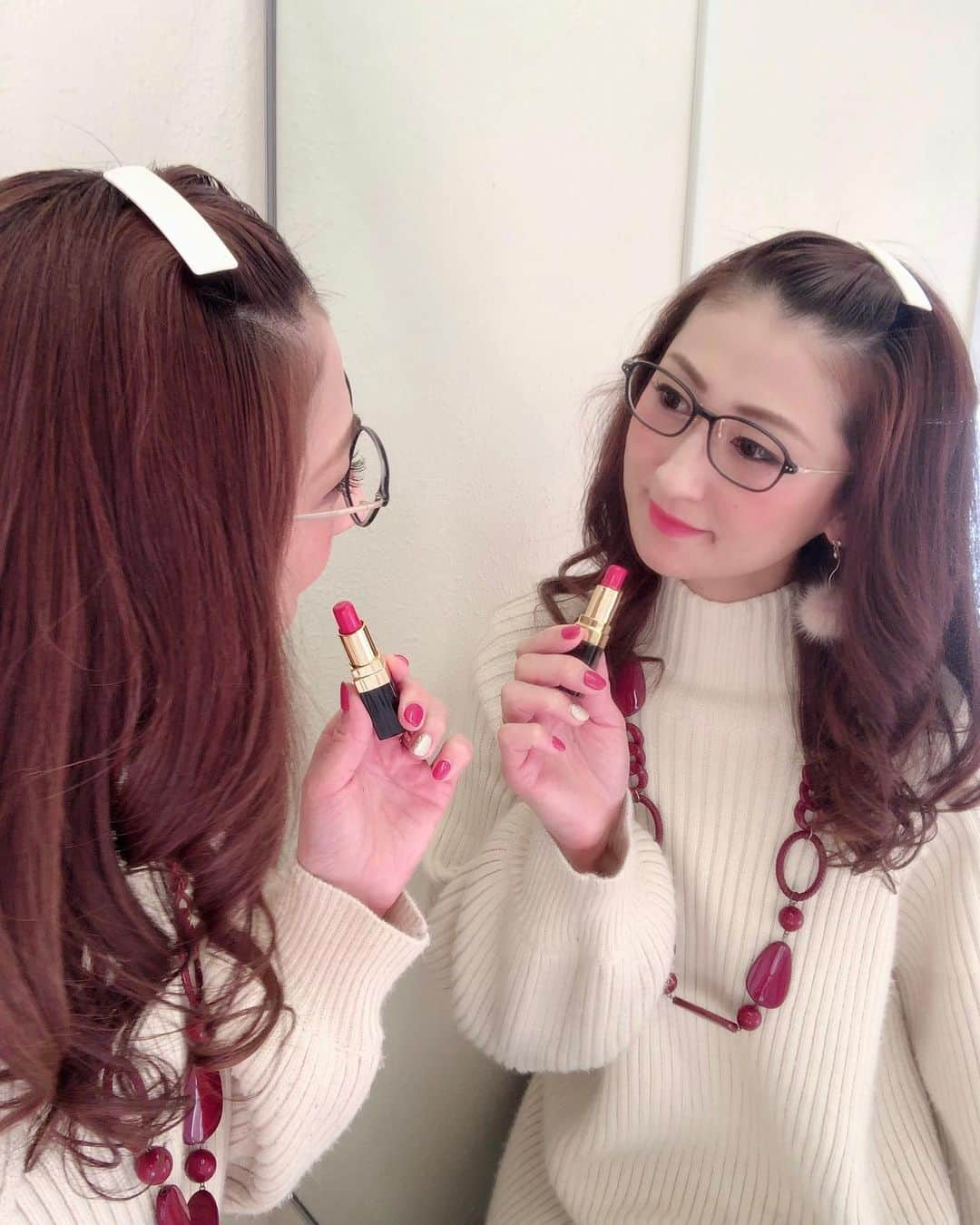 彩耶さんのインスタグラム写真 - (彩耶Instagram)「#メガネな気分👓💕 ・ ・ メガネってお家の中でかけることが多いんだけど、こんなに素敵なメガネなら どんどんお出掛けに使いたいなぁ😊💕 ・ ・　 メガネをかけることでメイク効果が生まれ美しさを引き出してくれる〜✨ ・ そんなメガネ👓… 『エイジレスメイク メガネ Moi Je（モアジェ）』 ・ ・ 人気ヘアメイクアップアーティスト山本浩未さんが監修した新感覚のメガネ Moi Je（モアジェ）👓 メガネの田中 @meganenotanaka 様より新発売されました❣️ ・ ・ ●フェイスラインがシュッと引き締まったようなリフトアップ効果💕 ●目もとや顔周りがパッと明るくなったようなハイライト効果〜✨ ・ 斜め45度から見えるしかけがたくさんっ😍❤️ ヘアメイクアップアーティスト 山本浩未さんのメイク理論がしっかり詰まっていますよ❣️ ・ ・ ・ 私がかけているのは " 𝐦𝐲𝐬𝐭𝐞𝐫𝐢𝐨𝐮𝐬 " 大きめフォルムに低めのブリッジ❗️ 小顔効果もあり、クールな中にも程よい甘さを演出できるんですよ✨ ・ ・ 『 Moi Je 』のおかげで… #メガネの私 も好きになれちゃいました👓💕 ・ お洋服を着替えるのと同じ感覚で、メガネも雰囲気によって変えたいなぁ😉 あれこれ欲しくなってきました💕 ・ 若作りではなく、" 今の私 " また違った魅力を引き出してくれるものなのかなぁって😌✨ ・ ・ ・ 是非この機会に #メガネの田中 で最高の1本を見つけてくださいね〜😉 ・ ・ メガネの田中 エイジレスメイク メガネ " Moi Je " 全モデル29,000円(税抜) ・ ・ ・ 「Instagramを見た」で、来店時に "メガネ拭き " のプレゼントがありますよ🎁 ・ ▫︎▫︎▫︎▫︎▫︎▫︎▫︎▫︎▫︎▫︎▫︎▫︎▫︎▫︎▫︎▫︎▫︎▫︎▫︎▫︎▫︎▫︎▫︎▫︎▫︎▫︎▫︎▫︎▫︎▫︎▫︎▫︎▫︎▫︎▫︎▫︎▫︎▫︎▫︎▫︎ ・ #エイジレスメイクメガネ #メガネの田中 #山本浩未 #メガネでメイクする #promotion　 #モアジェ #メガネ美人 #エイジレス #メガネ #メガネコーデ #eyewearshop #eyewearstyle #モデル #model #ウォーキング講師 #秘書 #インフルエンサー #インスタグラマー #大人女子 #日曜日 #休日」2月23日 12時12分 - 3aya11