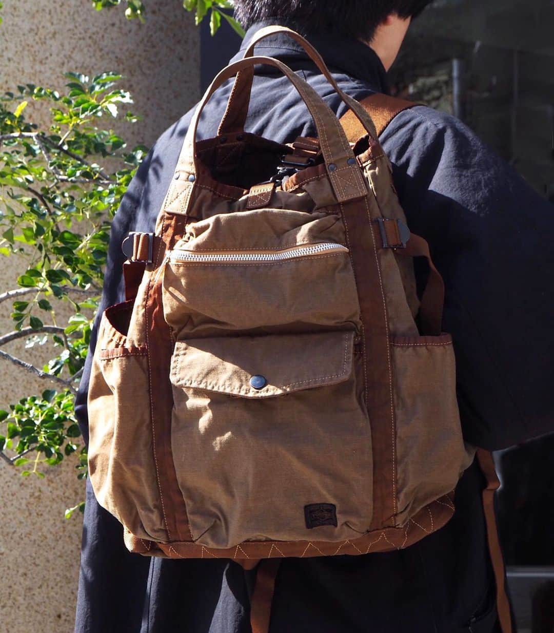 のインスタグラム：「こんにちは。 本日は、PORTER flagship storeにて展開中の「CRAG（クラッグ）」の2WAYリュックサックをご紹介いたします。肉厚な和紙のような質感と独特なシワ感がポイントのシリーズです。オリジナルで製作したナイロンとコットンのバックサテン生地の本体に、二つの染液に連続して浸す「二浴染め」という染色方法を施し、パリッとした素材感と色合いの濃淡を表現しました。ルックスからは想像できない軽い持ち心地で、製品染めをしたハリ感のあるオリジナル生地は、カバンを置いたときでもしっかり自立する作りとなっています。また、製品染めは、出来上がり時の色合いやシワ感・縮み方（サイズ）に差異が出るため、同じアイテムでも表情が異なり、一点一点の味わい深さをお楽しみいただけます。本日ご紹介する2WAYリュックサックは、外装にポケットが多数配置された、非常に機能的なアイテムです。リュックサックとしてはもちろん、手持ちでもお使いいただけます。 是非、店頭でお手にとってご覧ください。  クラッグ 2WAYリュックサック ￥36,000（税別）  #yoshidakaban #porter #luggagelabel #吉田カバン #ポーター #porteryoshida #porterflagshipstore #porterstand #kurachikabyporter #potr #madeinjapan #japan #instagood #instalike #instabag #omotesando #marunouchi #osaka #crag #garmentdyed #2way #rucksack #exclusive」