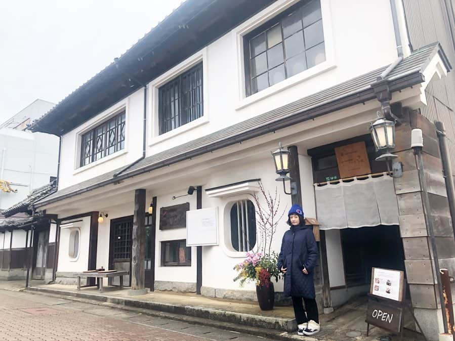 千秋さんのインスタグラム写真 - (千秋Instagram)「唐津街道の宿場町「古材の森」に行きました。 こちらは明治34年（1901年）に建てられたお屋敷で、約120年前の梁、柱、門、お庭、家具、漆塗りの吹き抜け回廊、など、見たことないくらい立派な建物。それをなるべくそのまま生かしたレストランカフェです。 建物も、家の中の細かいところも、とにかく素晴らし過ぎて、溜息しか出ない✨ 日本は歴史が長くて本当に素晴らしい文化があるんだ、と一目見てわかるこういう建造物は、大切に大切に残していかないといけないと強く思います。 でも残すには（ここからはあくまでもわたしの知ってる範囲ですが）、現代の建築法などの法律、昔の建築技術を持った方がいない、重要文化財になったらなったで国や県や市の許可がないと何も動かせない、お金のこと、など色々なことが大変過ぎると聞いたことがあります。欧米では、建物は古ければ古いほど価値がある場合も多く、築200年でも値が下がるどころか上がったりもします。日本は古いほど価値が下がる仕組みになっているようです。古いお家はどんどん壊して、"今の建築法に合った"新しいお家を建てる方が都合がいいひとが多いからかもしれません。先人の知恵と技術のおかげでこうやって100年以上壊れてないことが証なのに。日本中にある大昔の建物を、ちゃんと安全に使えるようにしながら未来にも残すこと、法律やシステムを考え直して、発想の転換と勇気で、出来るような気がするんですけど、これはただの素人考えなのでしょうか。 それにはきっと技術者の教育、税金のしくみ、ビジネスの観点なども複雑に絡みっているのでしょう。 京都や有名な歴史の街は出来ているように見えるんですけど、本当に手はないのでしょうか。 どんどん壊されてるとはいえ、まだ日本中に点在してるはず。今なら間に合うかもしれないのに。ただ壊していくのはもったいない！  続く。  #唐津 #前原宿 #糸島 #福岡 #お屋敷 #豪邸 #古民家 #豪商 #綿屋 #前原綿屋 #豪商西原家 #古材の森 #骨董 #骨董品 #福岡県 #千秋旅日記 #真面目 #千秋コラム #このお家の使い道を考えなくちゃ #japan #japanese #japan_of_insta #japantravel #japantrip  #japaneseculture #japanlife #kyoto #fukuoka #itoshima #maebaru」2月23日 12時15分 - chiaki77777