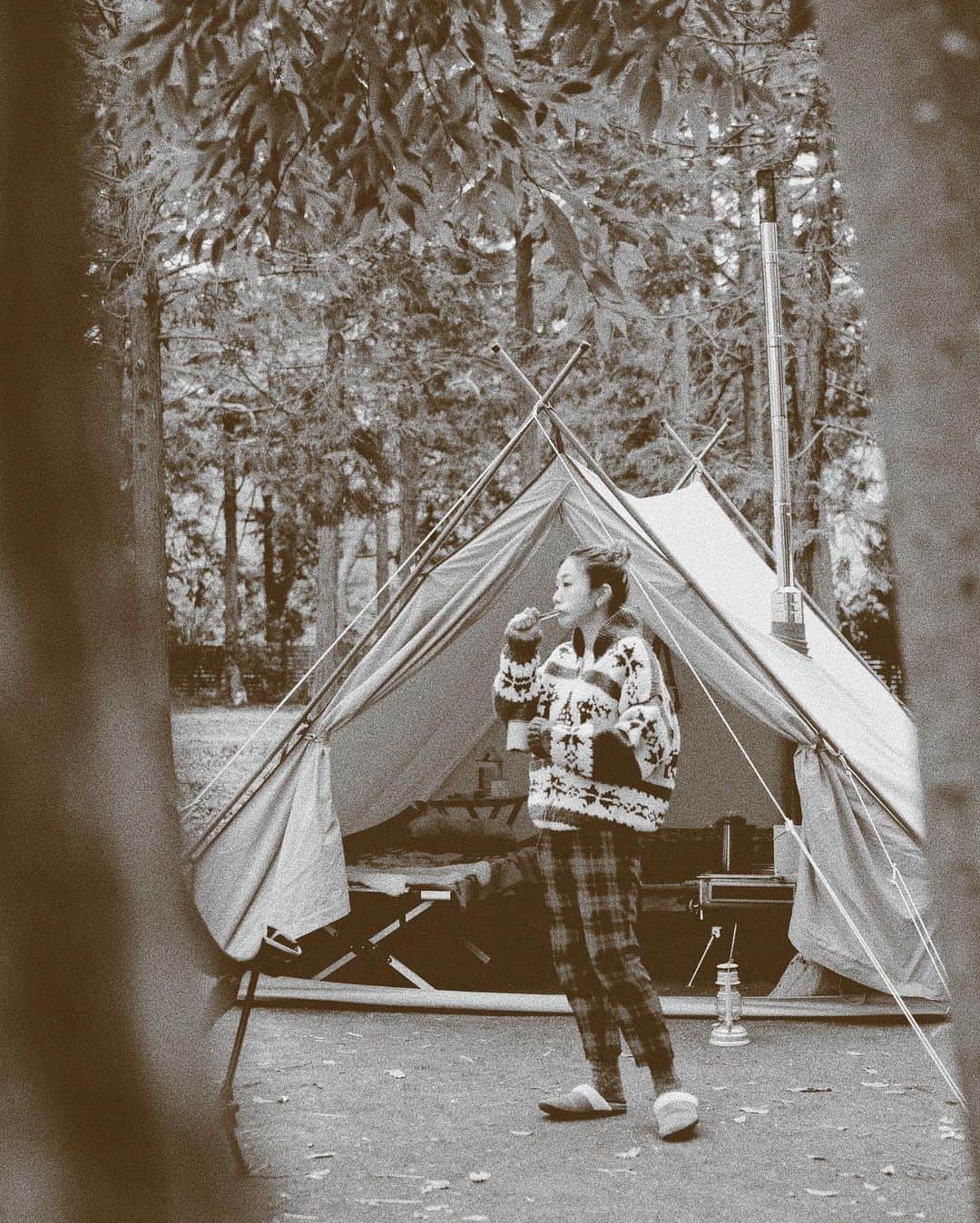 のインスタグラム：「Morning-Camping☀︎ カメラロール見直してたら、不意打ち写真入ってた。まだ眠そう🥱笑 photo // @s1300pacy  最近の写真は富士フィルムのXT-2にXF35mmF1.4 Rのレンズで撮ってるよ🙂📸 #fujifilmxt2#camplife#morning」