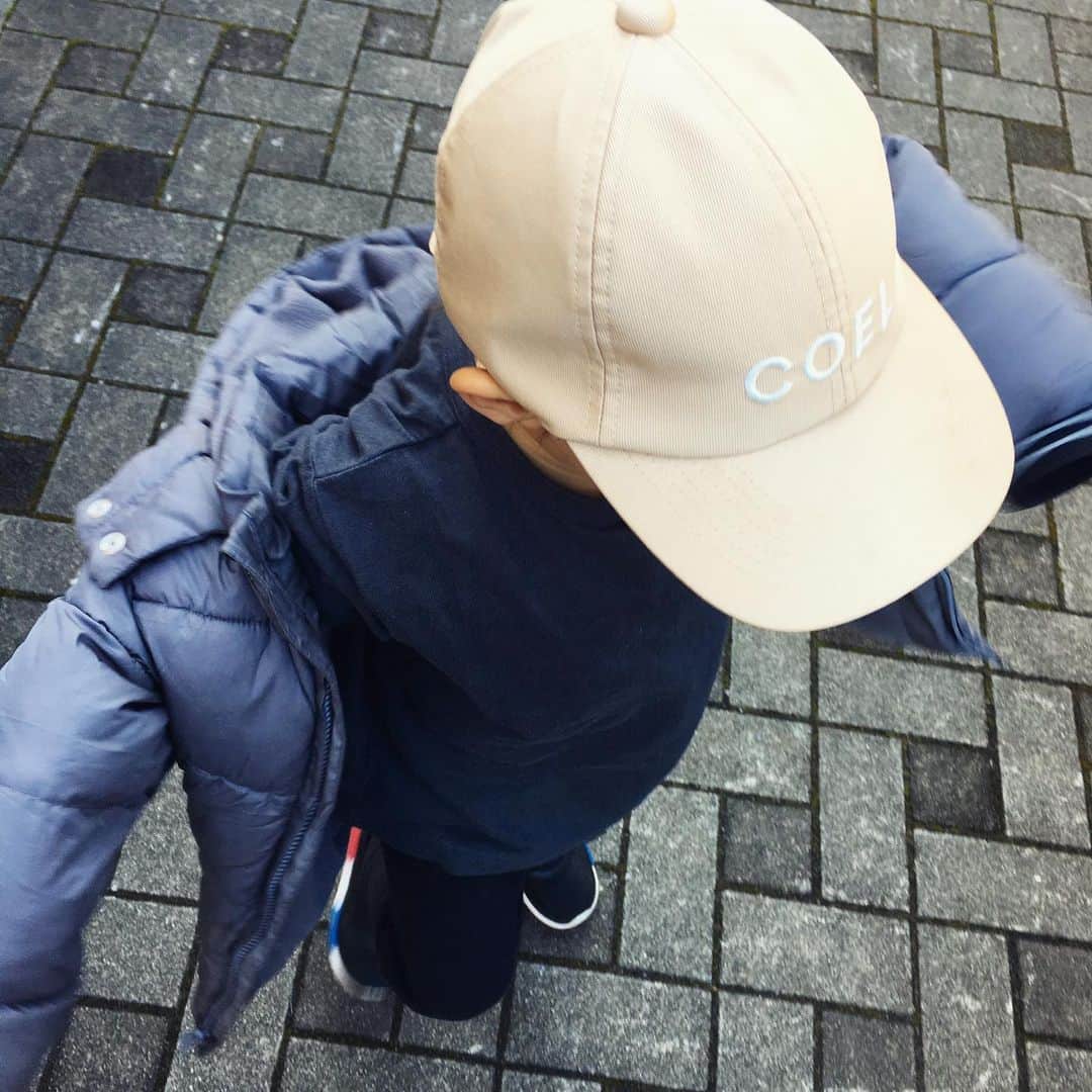 平野由実さんのインスタグラム写真 - (平野由実Instagram)「ちょっとお出かけ 本人の希望で、帽子をかぶって  #散歩  #お気に入り帽子 #ベージュキャップ #キャップコーデ #子ども服  #男の子コーデ」2月23日 12時26分 - yumi_hiranoo
