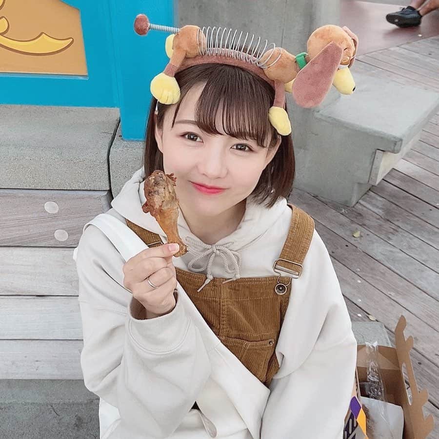 みさねのインスタグラム：「スリンキー🐶🐶🐶🐶🐶🐶 このカチューシャ一目惚れした日本にあるっけ？！ ㅤ 2枚目めっちゃきめとるのにスリンキー事故っとるwwwwww ㅤ #ディズニー #ディズニーコーデ #カリフォルニアディズニー」