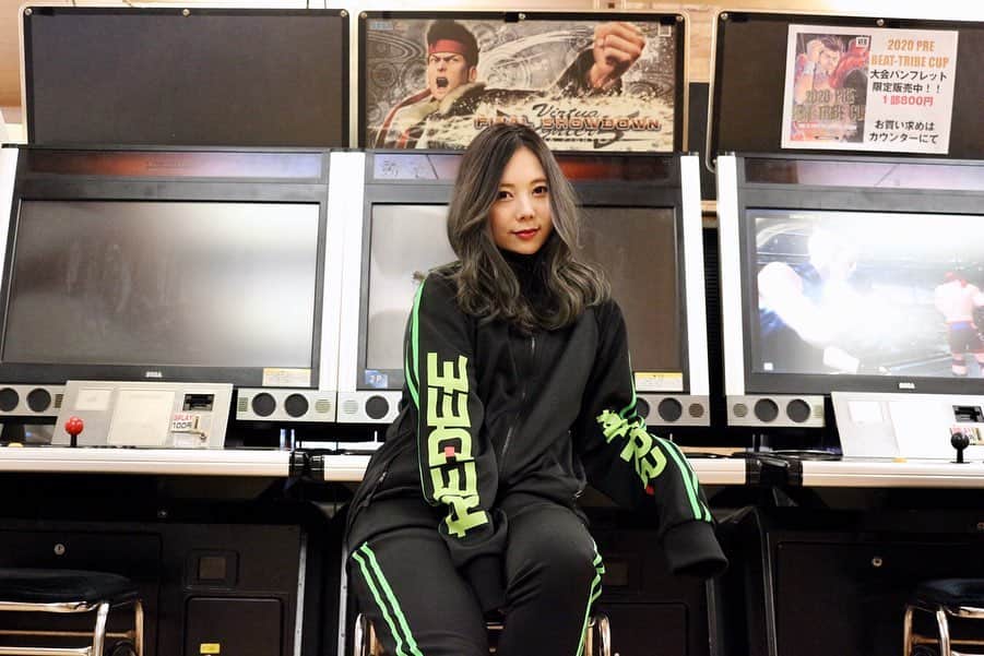 西村季里子のインスタグラム：「・ 3月に大阪にオープンする 日本最大のeスポーツ施設『REDEE』と アパレルブランド#FR2 とのコラボユニフォームの モデルをさせていただきました🙋🏻‍♀️🤍 Tシャツ、ジャージ、ベンチコートを着用してます🍀 普段のわたしとは雰囲気が違うので 不思議な感じだったけど、撮影楽しかった〜🌙 これ着てゲームってかっこよ💚 eスポーツがますます盛り上がりますように🙏🏻 . #日本最大級 #大阪#eスポーツ #REDEE#ゲーム#esports #アパレルブランド#fr2 @fxxkingrabbits #ウサギ#🐰 #モデル#撮影#ゲーセン#ゲームセンター #鉄拳#板橋#ゲームニュートン #follow#followｍe」