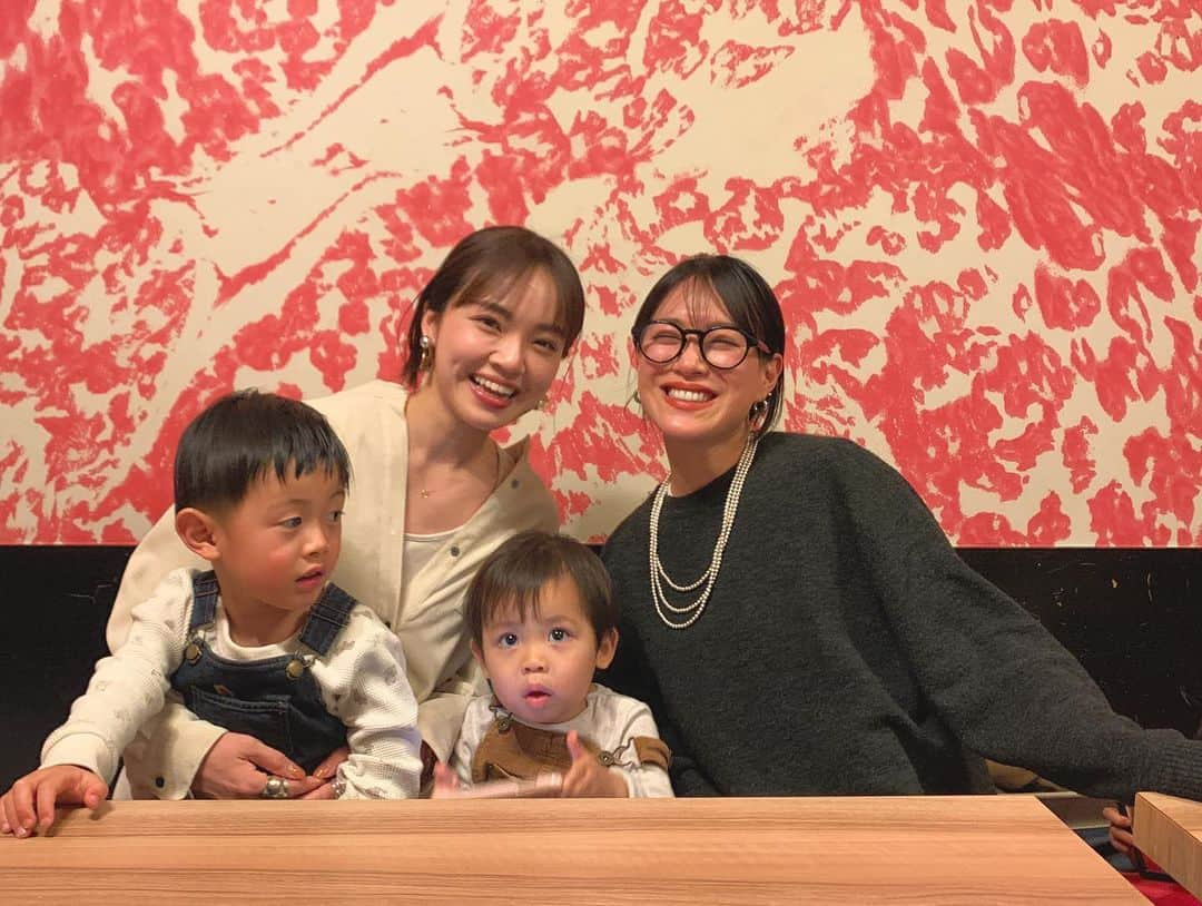 春名亜美さんのインスタグラム写真 - (春名亜美Instagram)「念願の… @mami_ishioka さんfamilyと家族会👨‍👩‍👦❤️👨‍👩‍👦‍👦 次男は#肉父さん 初めましてなのに、突然肉父さんのお膝にちょこんと座り、その後帰ってこなかった 笑  マミさんのお顔、ファッション、ライフスタイル…全てが大好きで、もうずっと前からインスタ見てたんだけど、今回たっぷりお話して、こんな気さくで面白い人とは😂  ますます、マミさんファミリーの大ファンになりました❤️❤️❤️ #肉父さんと肉柄の壁紙 #偶然です #奇跡のコラボ」2月23日 12時25分 - amiharunaami