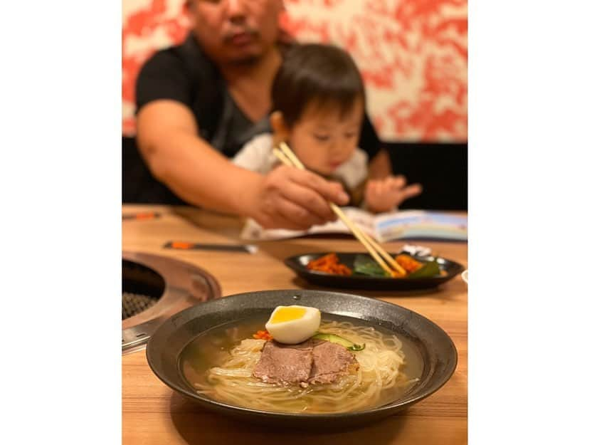 春名亜美さんのインスタグラム写真 - (春名亜美Instagram)「念願の… @mami_ishioka さんfamilyと家族会👨‍👩‍👦❤️👨‍👩‍👦‍👦 次男は#肉父さん 初めましてなのに、突然肉父さんのお膝にちょこんと座り、その後帰ってこなかった 笑  マミさんのお顔、ファッション、ライフスタイル…全てが大好きで、もうずっと前からインスタ見てたんだけど、今回たっぷりお話して、こんな気さくで面白い人とは😂  ますます、マミさんファミリーの大ファンになりました❤️❤️❤️ #肉父さんと肉柄の壁紙 #偶然です #奇跡のコラボ」2月23日 12時25分 - amiharunaami