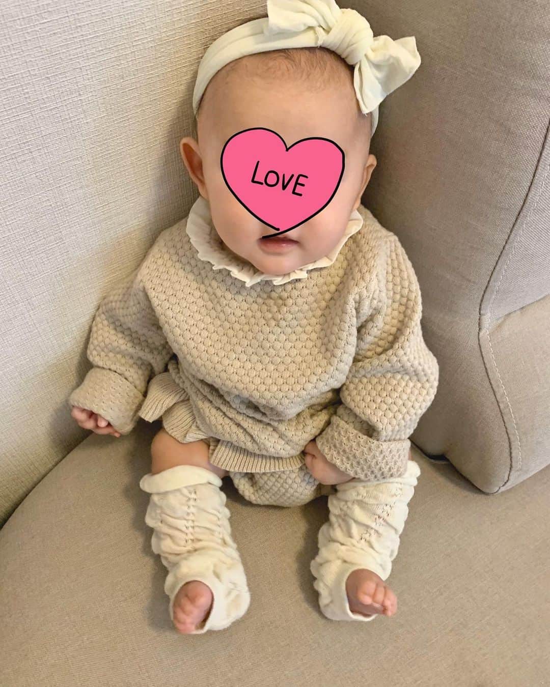 花田浩菜のインスタグラム：「お、お姉さん、 もう首座られたんですか…？😱😂😂 . . 気がつけば#生後2ヶ月 があっという間に過ぎ去り、生後2ヶ月半を少し過ぎた娘ちゃん。 産まれた時から『首が強い子ですねー！』と助産師さんにも言われまくり、最近はうつ伏せにしても首を起き上がらせてくるし、試しにソファの溝に座らせてみたら普通に首起こして座ってびっくり😂🙌（ちゃんとすぐに支えてます😊🙌） ほんと成長が早すぎる。。ゆっくりで良いのよ w . . お兄ちゃんに揉みくちゃにされながらたくましくご機嫌に育ってくれて、こちらは本当に助かっている今日この頃😭。 なかなか普段写真を撮ったりしてあげてなくて目を向けるのもお兄ちゃんになりがちですが👶 家族みんながお休みの日は パパ→息子担当 私→娘担当 に必然的になっているので 娘の成長をゆっくり眺められて小さな表情の変化も可愛すぎてたくさん写真に収めたくなっちゃう😊💕 . . この日のお洋服は @komachi_fashion の#ベビー服　❤️ ソフトニットフリルセットアップ【B0131】😊 70なのでまだ少し大きいけど、後ろボタンになっていて後ろ姿も可愛いし、3月4月のセレモニーシーズンにもぴったりのお洋服✨ 寝かしつけもなんだか手がかからなくて、夜にミルク飲んで寝るところに置いて電気を消すとそのまま熟睡してくれるこの方は、昨日くらいから夜続けて8時間も寝てくれるようになって😂😭 今日はみんなお休みだったので、久しぶりにみんなでゆっくり8時ごろ起きて、ブランチに出かけられてのんびりな週末に。 娘ちゃんのおかげです🙌いつもありがとう❤️ . . #komachi_fashion #女の子ママ #男の子ママ #新米ママ #赤ちゃんのいる生活 #キッズコーデ #ベビー #キッズファッション #生後80日 #12月生まれ #令和元年ベビー #令和ベイビー #2児ママ #2歳差育児 #2歳差兄妹 #ig_oyabakabu #happy #happydays」