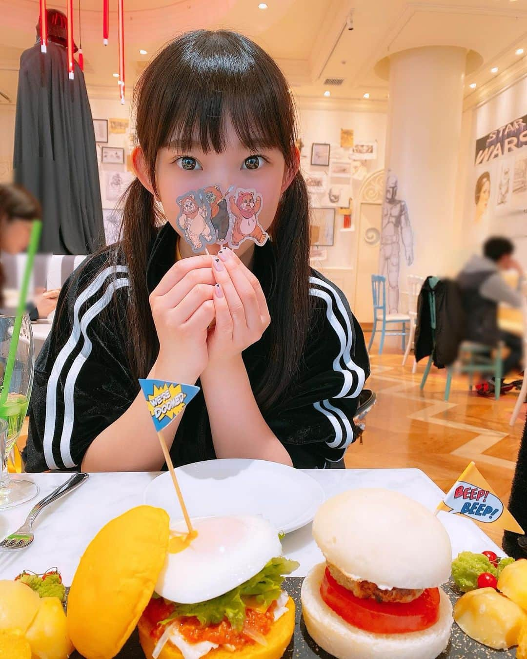 長澤茉里奈さんのインスタグラム写真 - (長澤茉里奈Instagram)「スターウォーズカフェ！！ クオリティ高くてお店の中もごはんも すっごい可愛かった！！！ なによりポーションパンにじわったし ブルーミルクも美味しかった🙉❤️ いつも予約いっぱいでどうしようかと思ったけど なんとか行けてよかった🥰💓 #スターウォーズカフェ #スターウォーズ #starwars」2月23日 12時35分 - marinanagasawa1008