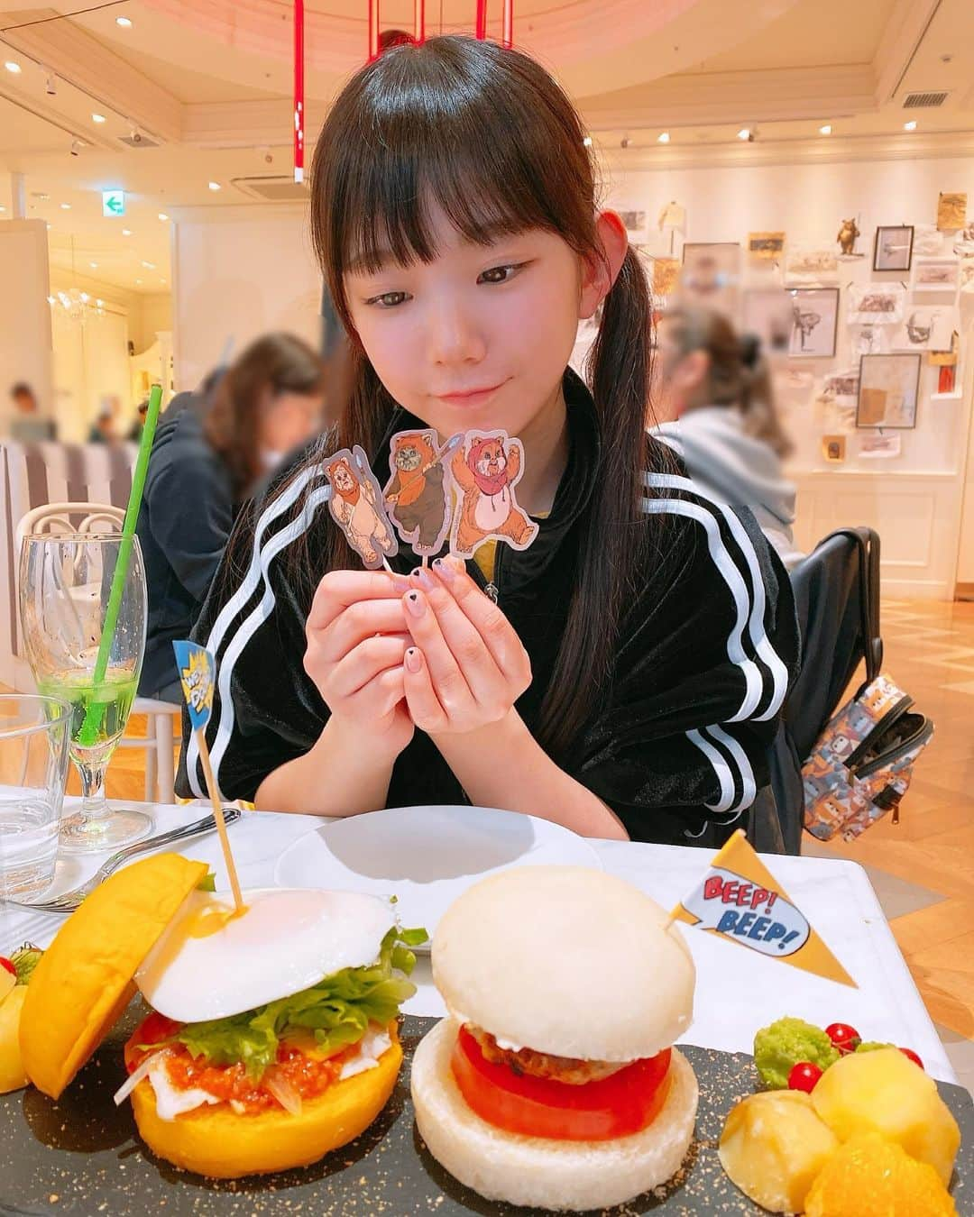 長澤茉里奈さんのインスタグラム写真 - (長澤茉里奈Instagram)「スターウォーズカフェ！！ クオリティ高くてお店の中もごはんも すっごい可愛かった！！！ なによりポーションパンにじわったし ブルーミルクも美味しかった🙉❤️ いつも予約いっぱいでどうしようかと思ったけど なんとか行けてよかった🥰💓 #スターウォーズカフェ #スターウォーズ #starwars」2月23日 12時35分 - marinanagasawa1008