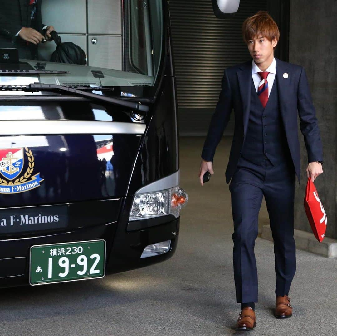 横浜F・マリノスさんのインスタグラム写真 - (横浜F・マリノスInstagram)「日産スタジアムに選手到着！😎 . #fmarinos #Jリーグ #jleague #ginzaglobalstyle #スーツ #スリーピース #オーダースーツ」2月23日 12時35分 - yokohamaf.marinos