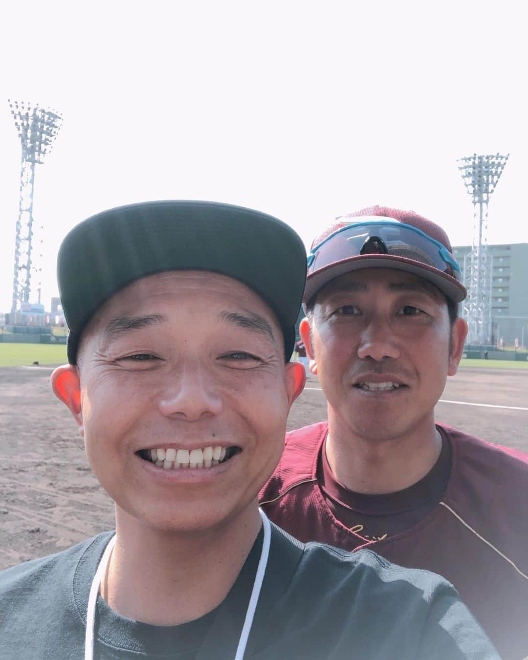 そうすけのインスタグラム：「沖縄セルラースタジアム  ジャイアンツ対楽天とのオープン戦  #プロ野球オープン戦 #沖縄セルラースタジアム #巨人 #読売ジャイアンツ #東北楽天ゴールデンイーグルス #楽天 #藤田一也 選手 #独立リーグの時のグローブをプレゼントしてくれた藤田かずちゃん #先発はジャイアンツ菅野投手と楽天は岸投手 #暑い #ハゲには帽子が必需 #頭皮日焼けしたら皮が剥けてひどい事になる #サブロクそうすけ」