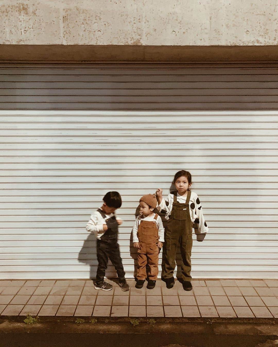 のインスタグラム：「偶然の全員オーバーオール👦🏻👦🏻👦🏻 しかも、色がみんなバラバラなのがまた可愛かった❤️ #2歳 #3歳 #5歳 #また全員男の子」