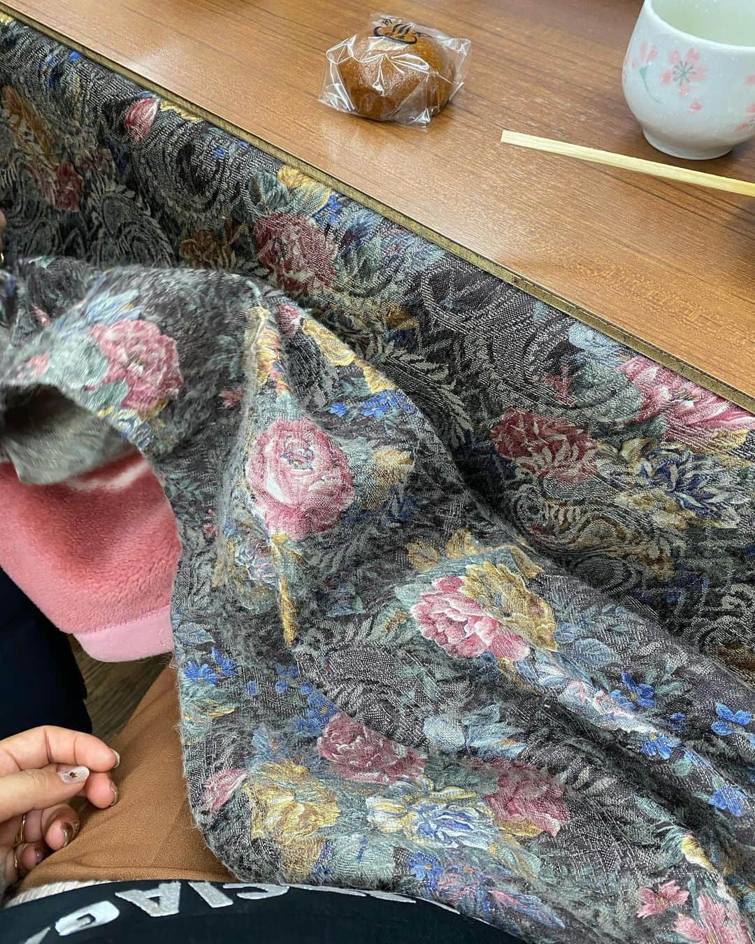 クロさんのインスタグラム写真 - (クロInstagram)「板こんにゃくと金賞団子﻿ メチャメチャおいすぃーーーーい🤤﻿ 家族みんな食べることが大好きなので、朝から食べ歩きの旅になってます🧡 ﻿ 机にコタツがついてるのさいっこう🤯♥️♥️♥️﻿ ﻿ 弥彦神社へも♩﻿ ﻿ 弥彦様へのお参りは﻿ "二礼 四拍手 一礼" で珍しい♩﻿ ﻿ おみくじひいたら、私とじいちゃん「大吉」だったーーー👏🏽良いことあるある✊🏽💕💕 ﻿ #family #familytrip #ひいじいじ #ひ孫 #1歳6ヶ月 #モデル #tokyo #東京 #可愛い #ありがとう #空 #ファッション #コーデ #大好き #tokyo #コーデ #baby #女の子ママ #ママリ#ベビフル #コドモノ #新米ママ #赤ちゃんのいる生活 #mamagirl #ママカメラ #おやこーで #親子コーデ #リンクコーデ #cordinate #親バカ部 #あいのり #ちびクロdiary」2月23日 12時42分 - kuro_risa