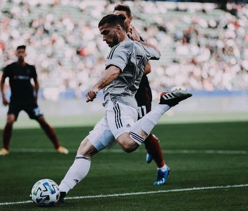 エミリアーノ・インスアさんのインスタグラム写真 - (エミリアーノ・インスアInstagram)「Great performance today and specially was great to play my first game at the stadium with our Fans! I have personally had a good feeling and we are ready to start @mls the best way!  Thank you all for your support and we will leave all this year to get what this club deserves! @lagalaxy 💛💙🤍」2月23日 12時46分 - emilianoinsua