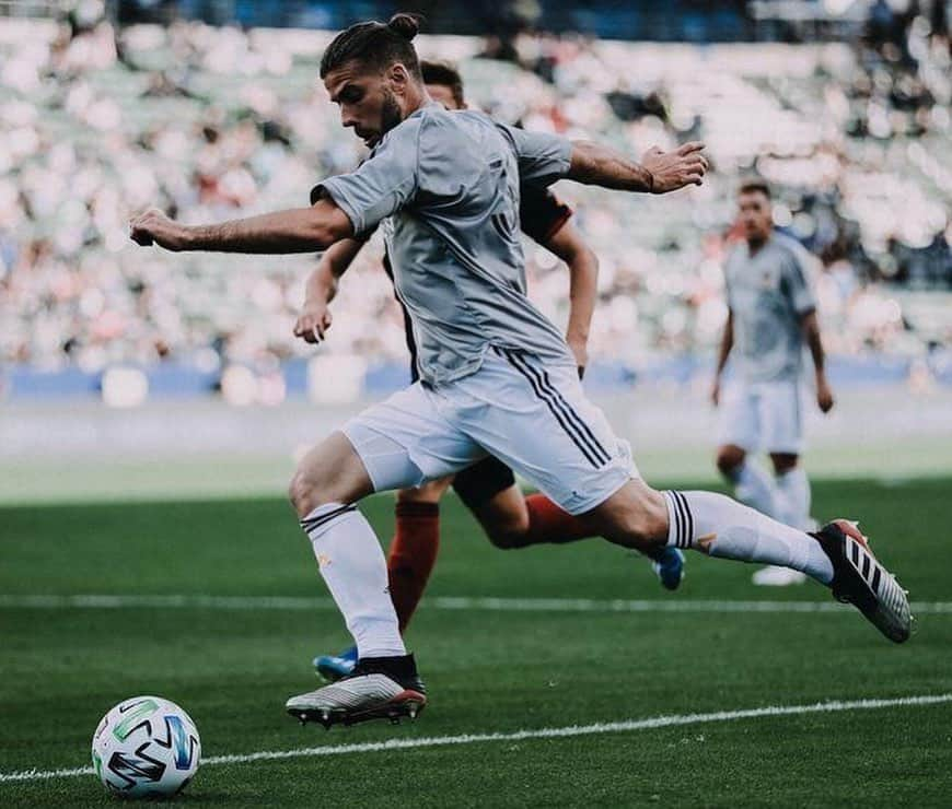 エミリアーノ・インスアさんのインスタグラム写真 - (エミリアーノ・インスアInstagram)「Great performance today and specially was great to play my first game at the stadium with our Fans! I have personally had a good feeling and we are ready to start @mls the best way!  Thank you all for your support and we will leave all this year to get what this club deserves! @lagalaxy 💛💙🤍」2月23日 12時46分 - emilianoinsua