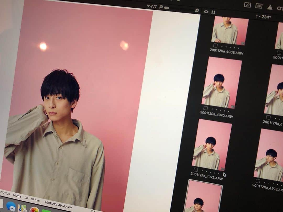 岡田翔大郎のインスタグラム：「Ray4月号載せてもらってます！！これは撮影中のオフショット💁‍♀️ . . . #ray4月号 #月とオオカミちゃんには騙されない #岡田翔大郎」