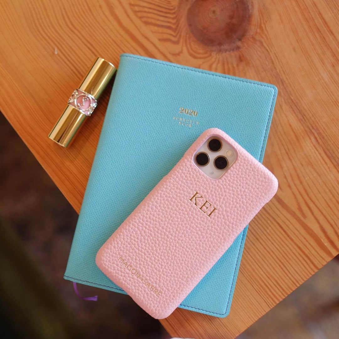 Keikooooooのインスタグラム：「新しいもの♡ i新しいiPhoneにしたので、caseを新調しました🌿 iPhoneケースは、@maisondesabre ♡ 可愛いカラーに一目惚れです😍 4文字まで入れられるイニシャルも入れました🖌 手帳は、3年連続で神崎恵さんコラボのもので、 今年はターコイズ色に♡🐬 リップは、お気に入りの#イブサンローラン 44番です♡ . ✔︎クーポンコード「KEI5」 5%OFFオフでご購入いただけるみたいなので、 iPhoneケースを探されてる方は是非◡̈♥︎ ✔︎3/1(日)まででバレンタイン限定アート販売中でした ✔︎スマホケース2個で10%OFF . #MarkYourLove  #iPhoneケース #メゾンドサブレ #手帳#神崎恵 #イブサンローラン#ysl #ysl💄 #maisondesabre」