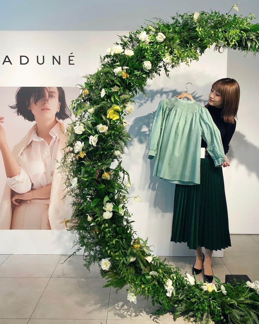 加藤玲奈のインスタグラム：「今年の春夏は明るい色の服をたくさん着たい✨ @cadune_official の展示会で可愛い色のブラウスを頼みました🤭💚早く春来ないかなー」