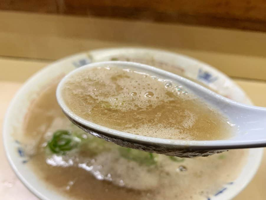 SUSURUさんのインスタグラム写真 - (SUSURUInstagram)「八ちゃんラーメン@福岡市中央区 ラーメン 博多の濃厚豚骨を代表する〆。 夜のみ営業で深夜2時半までやっている最高の豚骨ラーメンです。 うますぎた。 #susuru_tv #プライベート #八ちゃんラーメン #豚骨ラーメン #超うまい  #ラーメン #らーめん #ramen #ラーメン部 #ramennoodles #毎日ラーメン生活 #麺スタグラム #japaneseramen #japanramen #foodstagram #foodie #noodles #instanoodle #instaramen #instafood #susururecommended #博多ラーメン #福岡ラーメン」2月23日 13時09分 - susuru_tv