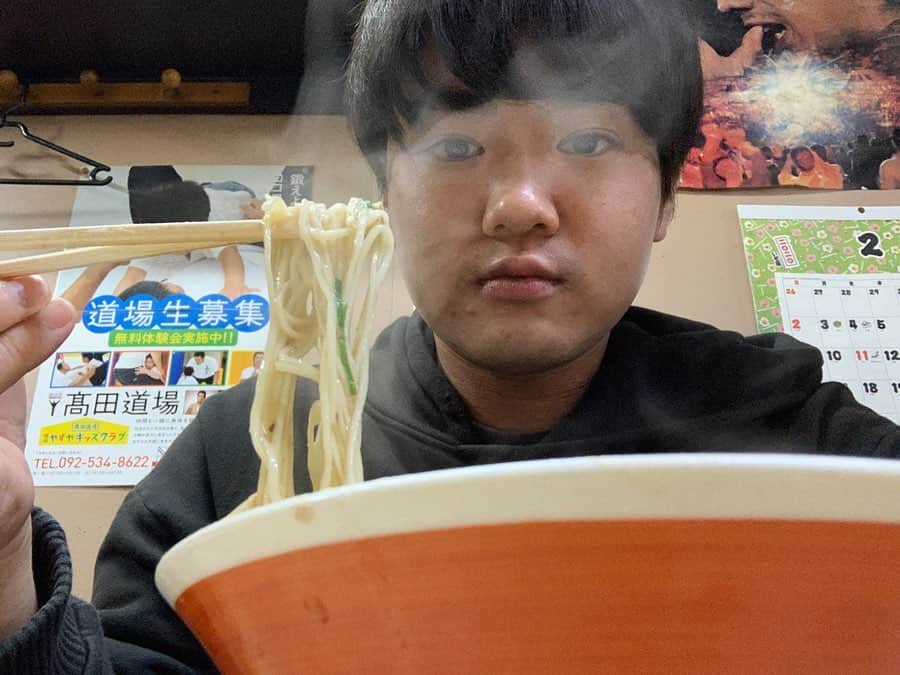 SUSURUさんのインスタグラム写真 - (SUSURUInstagram)「八ちゃんラーメン@福岡市中央区 ラーメン 博多の濃厚豚骨を代表する〆。 夜のみ営業で深夜2時半までやっている最高の豚骨ラーメンです。 うますぎた。 #susuru_tv #プライベート #八ちゃんラーメン #豚骨ラーメン #超うまい  #ラーメン #らーめん #ramen #ラーメン部 #ramennoodles #毎日ラーメン生活 #麺スタグラム #japaneseramen #japanramen #foodstagram #foodie #noodles #instanoodle #instaramen #instafood #susururecommended #博多ラーメン #福岡ラーメン」2月23日 13時09分 - susuru_tv