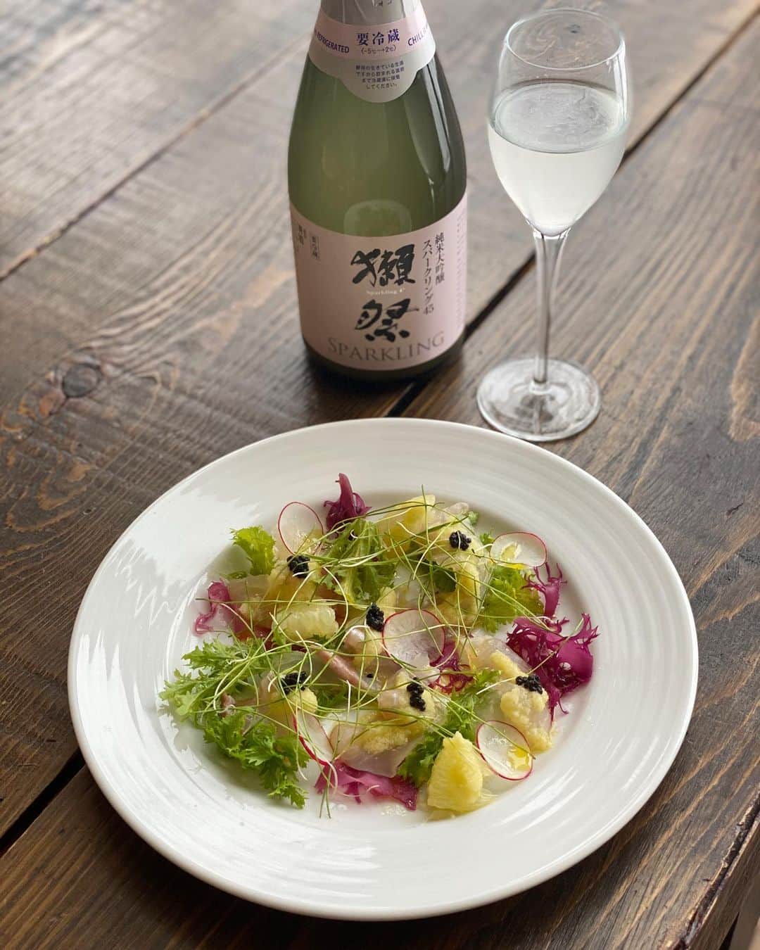 のインスタグラム：「✴︎﻿ “TODAY’S FISH CARPACCIO”﻿ ﻿ 【New arrival!!】﻿ The dish is that today’s fish with original sauce of radish and caviar.﻿ “Sparkling SAKE “goes well with fish.🍶﻿ ﻿ #nisekorestaurant#hokkaodo#nisekodining#ski#niseko#hirahu#barn#thebarn#thebarnbyodin#sake#seafood﻿」