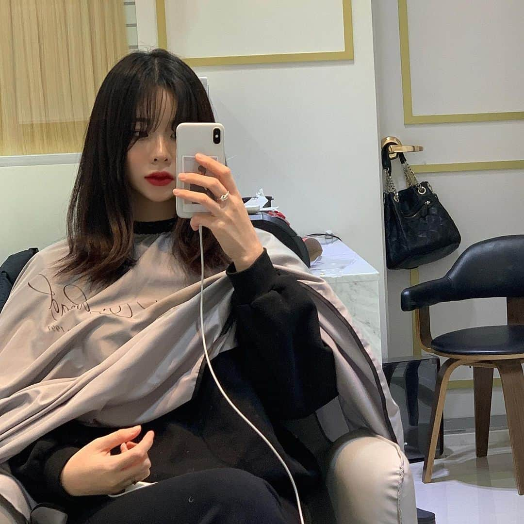 ナム・スミンさんのインスタグラム写真 - (ナム・スミンInstagram)「붙임머리 리터치💇🏻‍♀️ 내 진짜 머리도 짱 많이 길었당!! #크레이지드레드명동본점#붙임머리#크레이지드레드」2月23日 13時04分 - suminzz