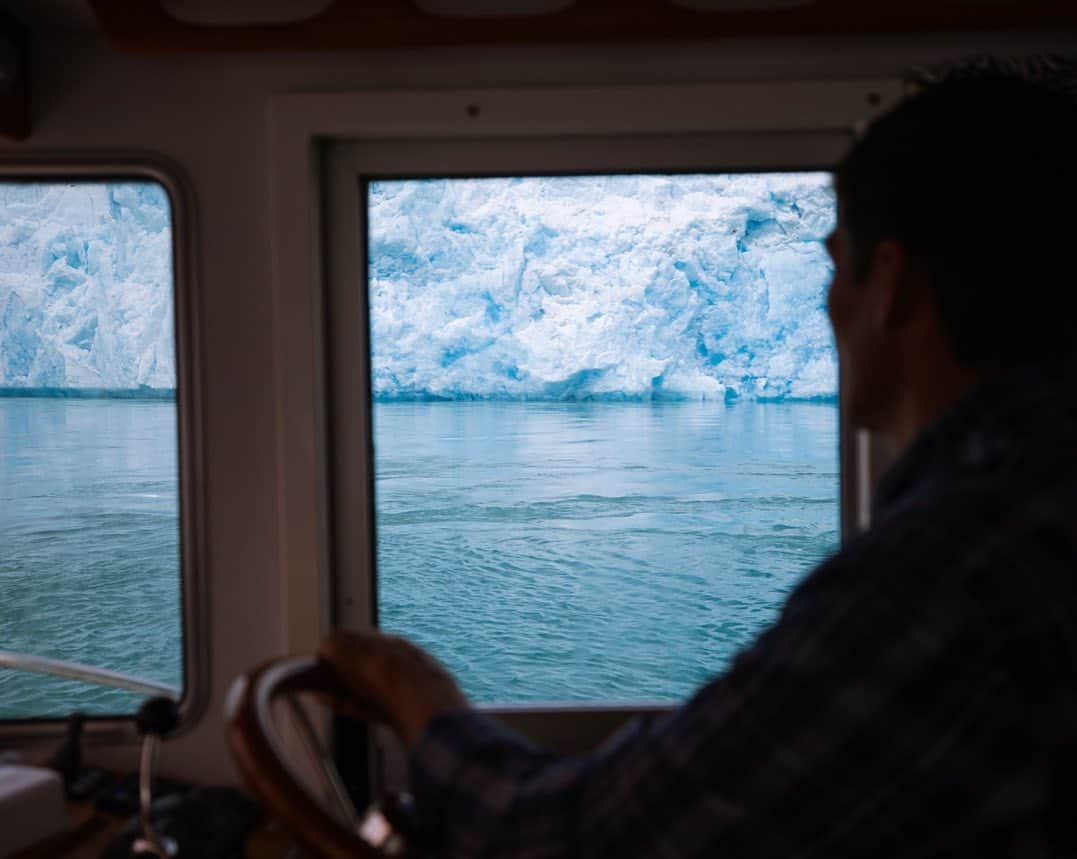Alex Strohlさんのインスタグラム写真 - (Alex StrohlInstagram)「Something a little different — hunting for icebergs at at the mouth of the Qaleraliq glacier with Jørge. Seeing the glacier spit massive chunks of ice every few minutes made for some mixed emotions for us. Awe was followed by sadness.」2月23日 13時17分 - alexstrohl