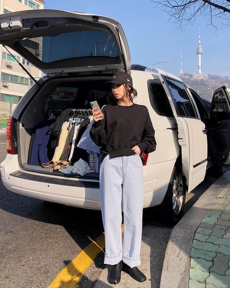 Chuuのインスタグラム：「활동성이 좋아도 예뻐야하잖아요! 그럴땐 맨투맨에 일자핏 팬츠로 입어주면 크,,!😎✨」