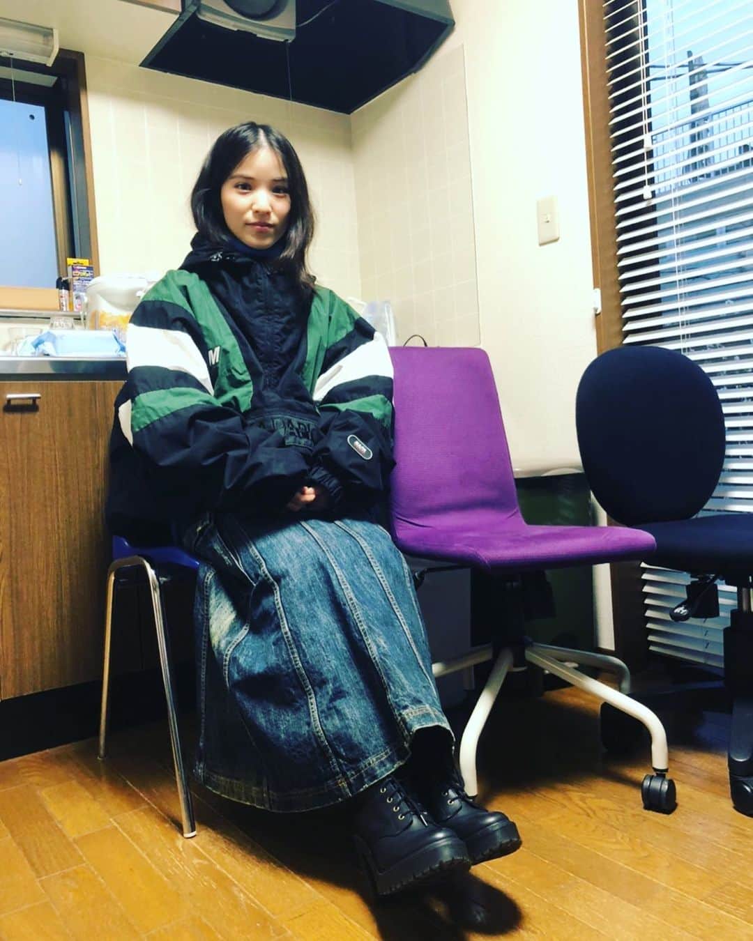 仮谷せいらのインスタグラム：「真顔😐 #どういう顔したらいいか分からない笑 #いつまでも写真苦手なのらぁ  styling👗 @yujililynakata」