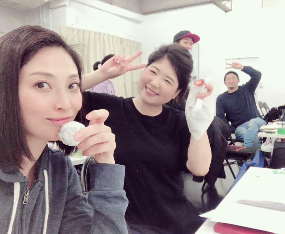 福田ゆみさんのインスタグラム写真 - (福田ゆみInstagram)「疲れた時は甘いもんに限るわ。 　#苺大福に癒される  #東京マハロ  #彼の名はレオナルド  #馬場園梓  #清水直子  #中村英子  #中島早貴 #福田ユミ  #矢島弘一 氏からの差し入れ」2月23日 13時26分 - yumifukuda0511