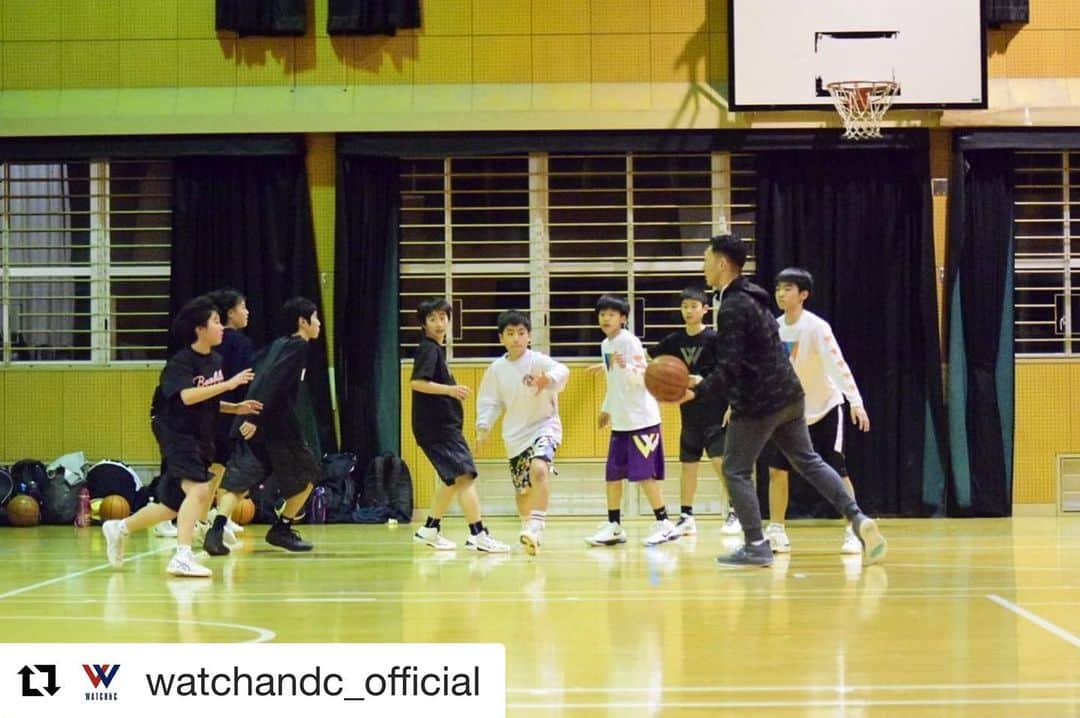 青木康平のインスタグラム：「遂に女子クラブチームを作ります！お待ちしています！ #Repost @watchandc_official with @get_repost ・・・ 遂に‼️‼️‼️🏀U-15の女子クラブチームを立ち上げる事になりました‼️‼️‼️ それに伴いWatch&C U-15クラブチーム(女子)のトライアウトを実施いたします‼️‼️‼️ ○開催日 3月8日(日曜日) ○時間 19:30〜21:30 ○場所　中央区の中学校(詳細は下記のメールアドレスにお問い合わせ下さい) 📩watchandc092@yahoo.co.jp ○トライアウト参加費1000円。 ＊新中学生1年生〜新中学3年生まで。Watch&Cアカデミー生以外でも、どなたでも参加可能です。 ○クラブチームの練習は週に2回〜3回を予定しています。  Watch&Cアカデミーでは、誰でも入れるクラス(早良校、鹿児島)と、トライアウトで入れるアドバンスクラス(南校)があります。 今回のクラブチームではメンバーをトライアウトします！ "将来的"にはアカデミークラス→アドバンスクラス→Watch&Cクラブチームと成長した子供達を上に上げるシステムを作っていきたいと考えています。 【基本理念】  Watch&Cアカデミーでは、バスケットボールの技術向上はもちろんのこと、身体能力の発達、心の成長、自分自身で考える力の育成までサポートしたいと考えております。  最短で結果を求めるのではなく、それぞれの子ども達が目標に向かう為の‘‘プロセス’’(過程)を大切にし、自分の意思で行動出来る力を身につけられるようにコーチングを行います。  また勝ち負けにこだわるだけではなく、バスケットボールを通じて子ども達が、大人へ成長していく過程で、大事な人間性をこのバスケットボールという競技、チームスポーツを通じて養って欲しいと思っています。  Watch&Cアカデミーの練習では、コンディショ二ング、トレーニングやコミュニケーションを多く取り入れ、メンタルトレーニング、イメージトレーニングなども積極的に取り入れています。 ‘‘なりたい自分になる為に！’’ その第一歩は、まず自分が今すぐ出来る事を一生懸命やる事！ 「BESTよりもMY BEST」  をスローガンに頑張っていきます！  入会金10.000円 月会費10.000円 スポーツ保険料1.000円(初回のみ) 📩お問い合わせはこちらまで📩 watchandc092@yahoo.co.jp (上記のメールアドレスからメールを受信可能に設定して下さい。) 一緒に魅力的なチーム、応援されるチームを作りましょう‼️ 沢山のご参加お待ちしています‼️ http://watchandc.under.jp/」