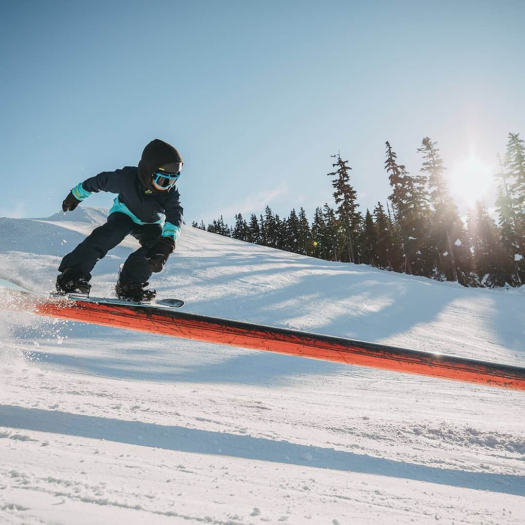 Burton Japanさんのインスタグラム写真 - (Burton JapanInstagram)「ジャンプ、レール、フリーラン。何でもいけるのは大人用と同じ。Photo: @gabe_lheureux #Winter2020Burton」2月23日 13時38分 - burtonjapan