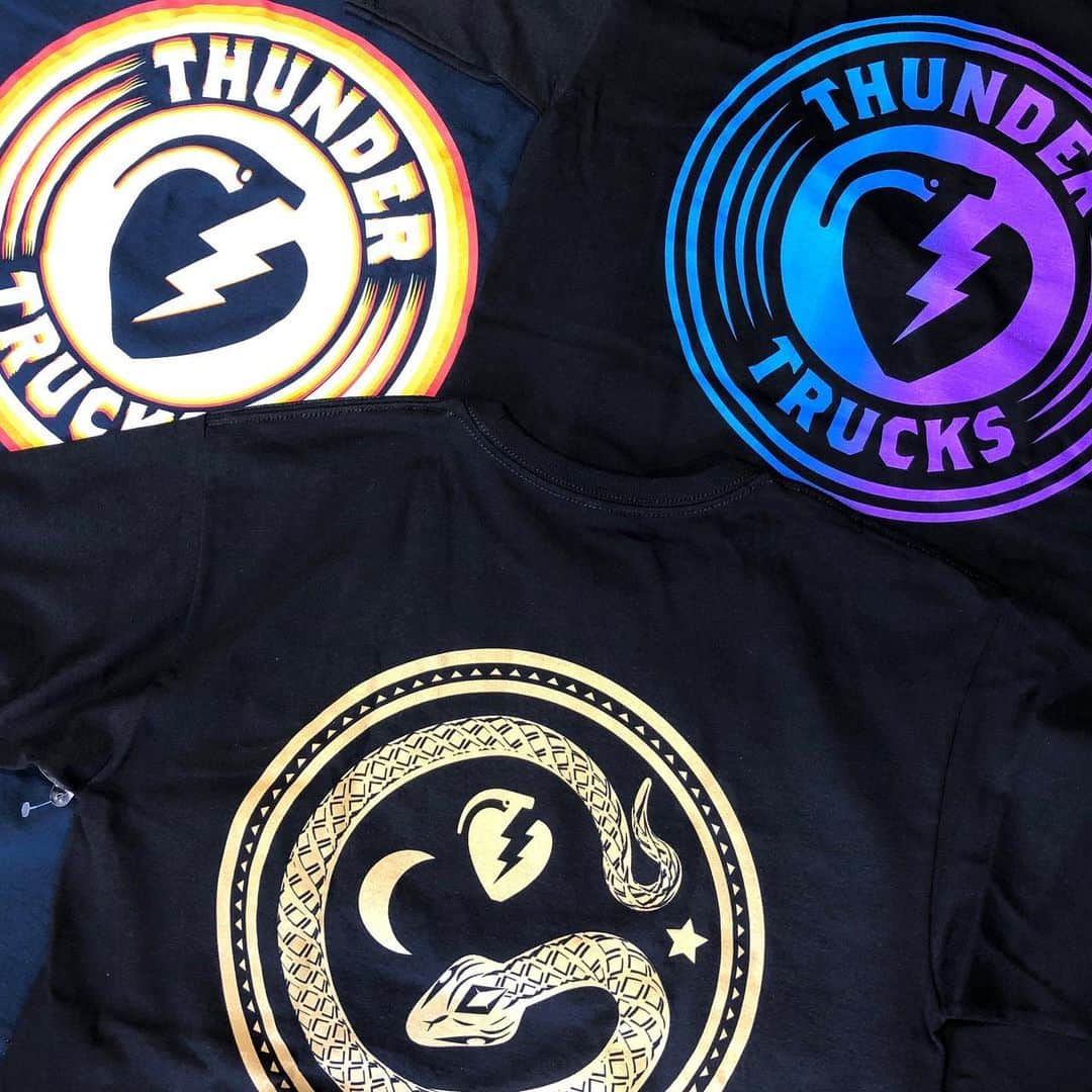 のインスタグラム：「THUNDER TRUCKS から新アパレル入荷⚡️ 最近加入した大物スケーター Guy Mariano のシグネチャーTシャツも渋い蛇🐍のグラフィックや、THUNDER のロゴにもなっているかグレネードが色鮮やかに入っている CHARGED GRENADE シリーズ。 自分が使っているトラックブランドの服って着たくなりますよね👕 THUNDERユーザーの方おすすめです💁🏻‍♂️ @thundertrucks #thundertrucks #skateboard #skateboarding #skater #カリフォルニアストリート #カリスト #スケートボード #スケボー #スケーター #californiastreet #calst」