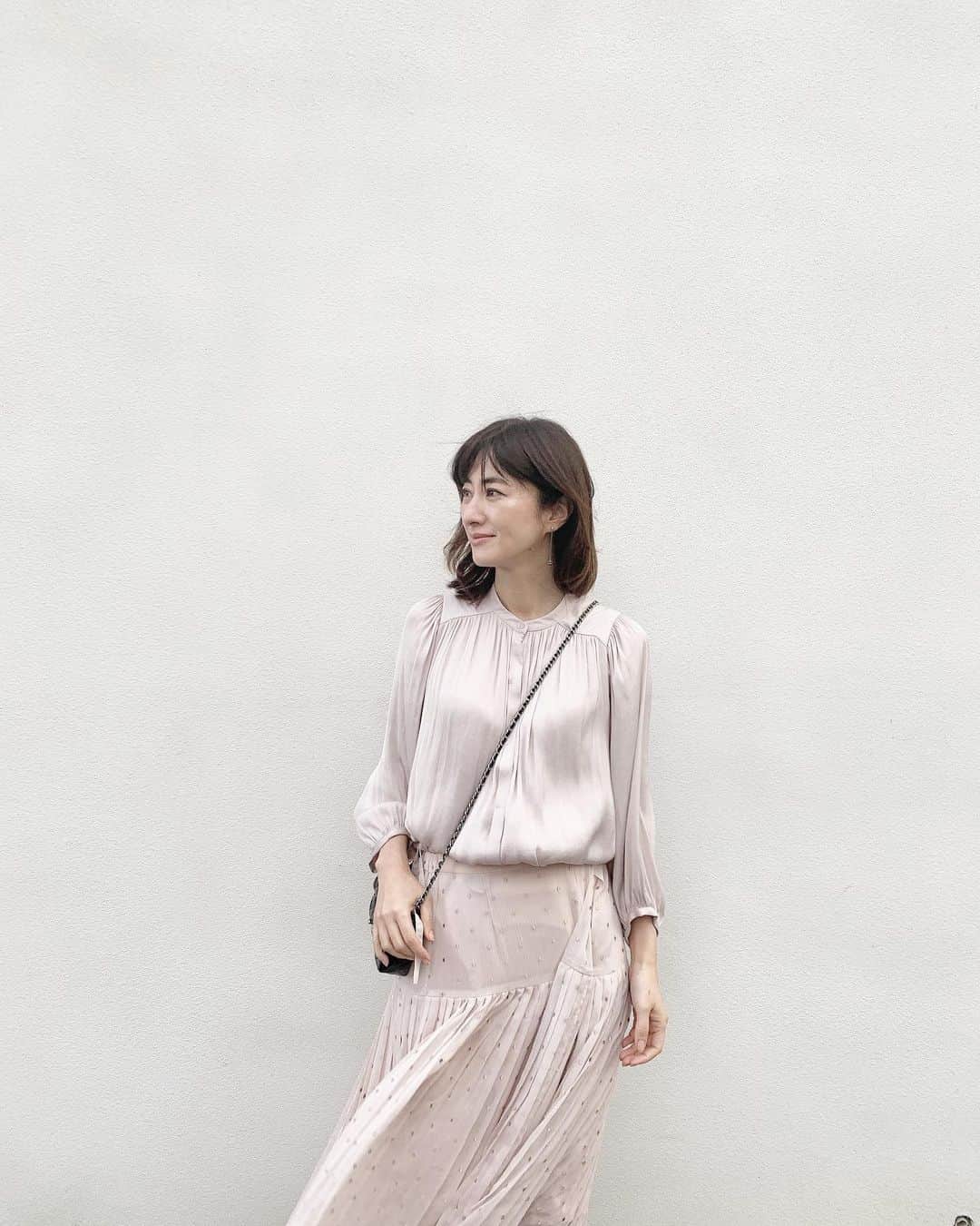 前田ゆかのインスタグラム：「ハナアリブラウス #エルーラ　 春カラーブラウスを着た日。  昨日は風が強めでしたが、  今日みたいにぽかぽかな日差しの中ではコートもいらない春の陽気。  #エルーラ #elura  #きめいろブラウス #前田ゆか」