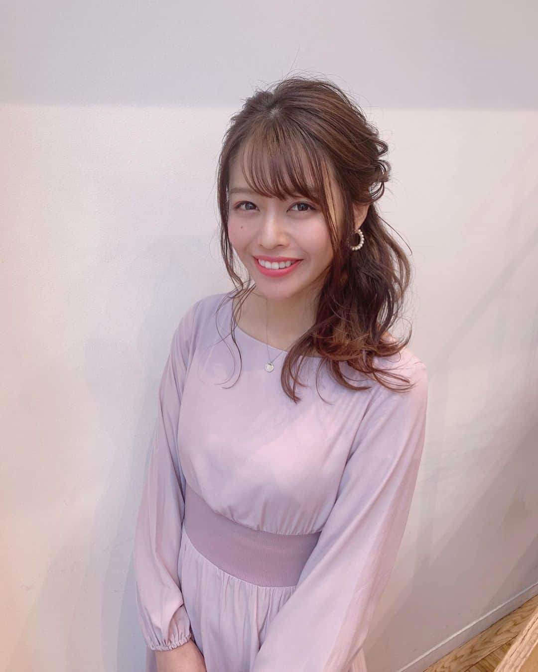 のインスタグラム：「昨日は昔からお世話になってて 大好きな先輩の結婚パーティーでした👰💓 . 急遽ゆきさん @yuki___waka.violet が ヘアアレンジをして下さって🥺 ふわふわ可愛い髪の毛に💐💓 ゆきさんありがとうございました🥰 . ワンピースは @mercuryduo_com です👗 シルエットがすごく綺麗で買ってよかった💓 春めっちゃ使いそう〜☺️🌸 . #ゆめちんコーデ#結婚式ヘア#結婚式 #ヘアアレンジ#アイドルヘア#violet #ワンピース#コーディネート#マーキュリーデュオ#mercuryduo #coordinate#ootd#wear #二次会コーデ#結婚式コーデ#春コーデ#お呼ばれコーデ」
