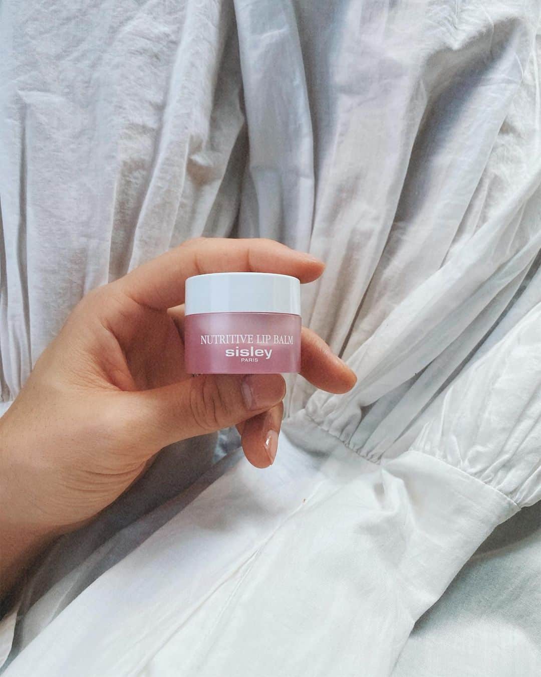 のインスタグラム：「この冬ずーっと使っている LIP BARM♡ 朝昼晩手放せないアイテムの一つ。 今まで色んなリップを試してきたけど保湿抜群なのはやっぱりこれだったかな☺️ 今年は唇が荒れなくてすんだ👩‍❤️‍💋‍👩 #オススメコスメ #リップ#リップバーム #保湿ケア #唇ケア #美容」