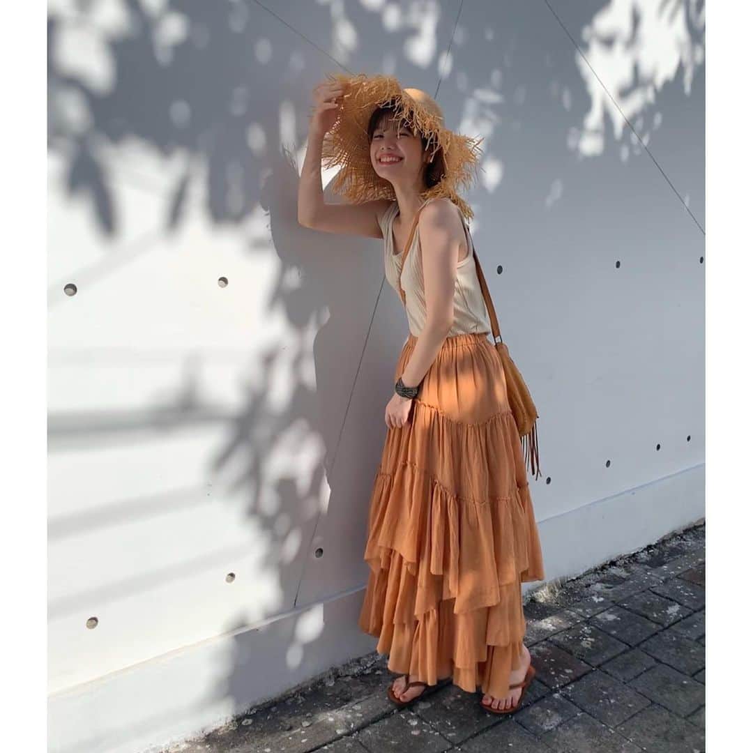 西谷菜々のインスタグラム：「. バリに来てますーー🌺 おろしたてのCASA FLINEのコットンティアードスカート、 ボリュームたっぷりで可愛い☺️ @casa_fline #casafline」