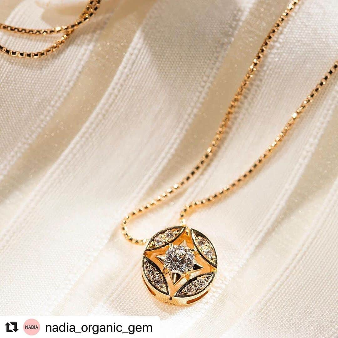 Maison de NADIA （メゾン・ド・ナディア） さんのインスタグラム写真 - (Maison de NADIA （メゾン・ド・ナディア） Instagram)「#Repost @nadia_organic_gem with @make_repost ・・・ ラウンドブリリアンカットに117面体のカットを施した”ポールスターダイヤモンド”。 北極星の名に相応しい圧倒的な輝き、それをオープンワークで軽やかに彩ったネックレス は、デイリー遣いもしやすいゴールド台。 銀座SIX先行発売と同時に、人気継続中のデザインです。 ネックレス￥330,000（税込）  #organicluxury #organic #diamond #colourdiamond #nadiaorganicgem #hijewelry #madeinjapan #visitjapan #thisisjapan #artisan #ginza #ginzashix #ダイヤモンド  #カラーダイヤモンド #オーガニック #ジュエリー #銀座 #銀座six#ポールスター#ジュエリー好きな人と繋がりたい #ネックレス  #ootd」2月23日 19時35分 - maison_de_nadia