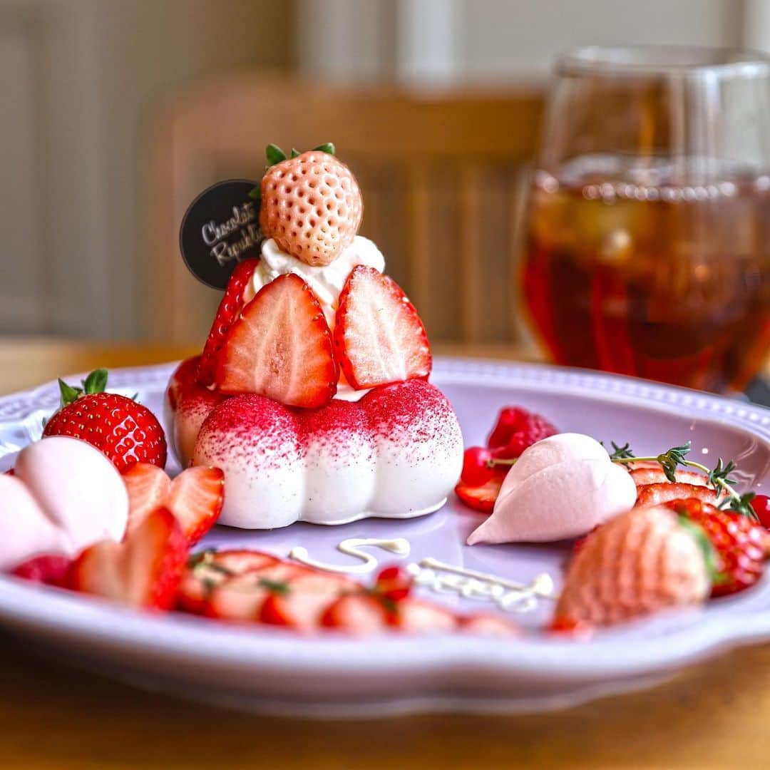 きょん。さんのインスタグラム写真 - (きょん。Instagram)「. .  ChocolatRepublic @chocolatrepublic_kobe_official  紅白の苺が 和気藹々と集まって、 “ICHIGO Fruits party”を 楽しむその奥で どんと佇む何か。  一見、 ふかふかした 雲のようにも映る このスイーツ、 実はチーズケーキだったり。  しかも ストロベリークリームの…🍓 #ChocolatRepublic #ショコリパ#sweets#winter」2月23日 19時27分 - kyon_tokiiro