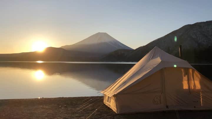のインスタグラム：「. . 浩庵キャンプ場に 行った時に . タイムラプスで朝日を 撮ってみた時の☀️ . . 本栖湖に太陽が徐々に 反射していくのが 好きなポイントです💁‍♀️💕 . . . . #浩庵キャンプ場 #富士山の日#本栖湖#ゆるキャン #hyggetimenordisk #ノルディスク#ウトガルド #キャンプ#キャンプ好き#女子キャンプ#女子キャンパー #アウトドア#アウトドア女子#外遊び #camjyo #camp #camping #campinglifestyle #outdoor #outingstylejp #bepal #takibipic #takibi#hinataoutdoor #camphack取材 #campzine掲載希望 #ソトシル掲載希望 #crazycamp_jpn#lantern_smile#キャンプレイス掲載希望」