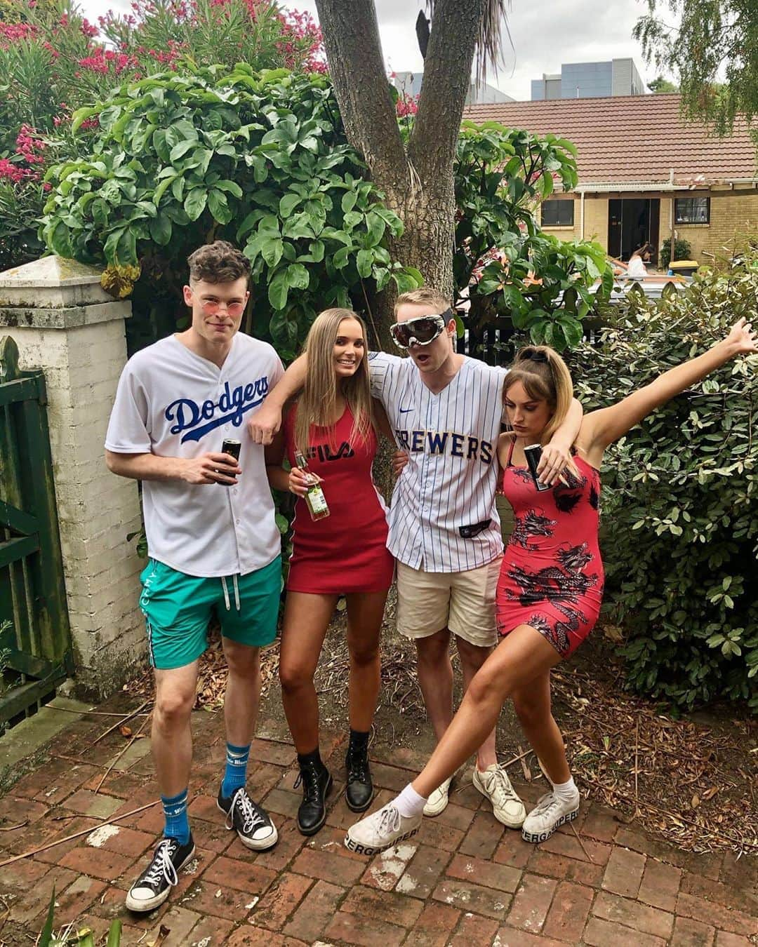 サム・ライリーのインスタグラム：「4th wheeling my friends 😊🍹」