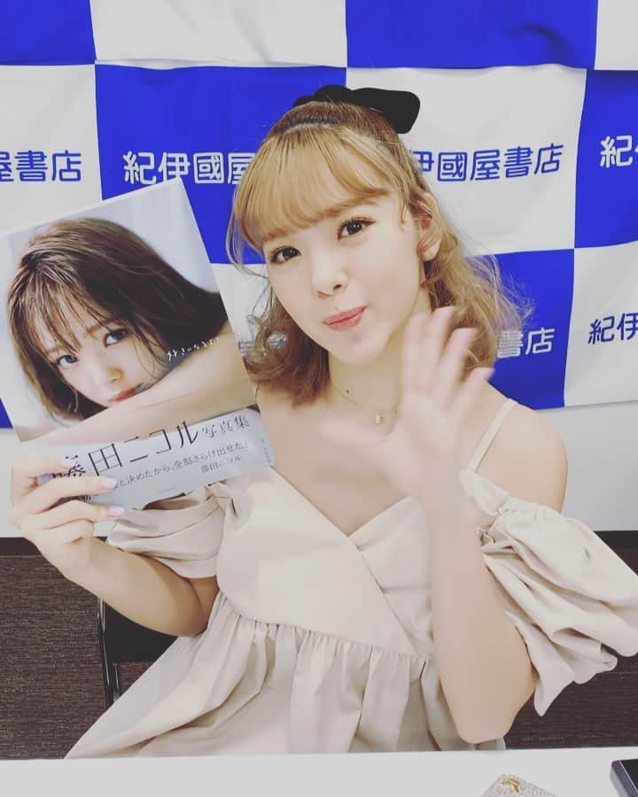 藤田ニコル１st写真集【公式】のインスタグラム：「今から大阪お渡し会始まります❤️ 並んでくださってる方、お楽しみに！  藤田ニコル　１st写真集 『好きになるよ？』 発売中🍒  #藤田ニコル１st写真集　 #藤田ニコル #にこるん #ニコスキ」