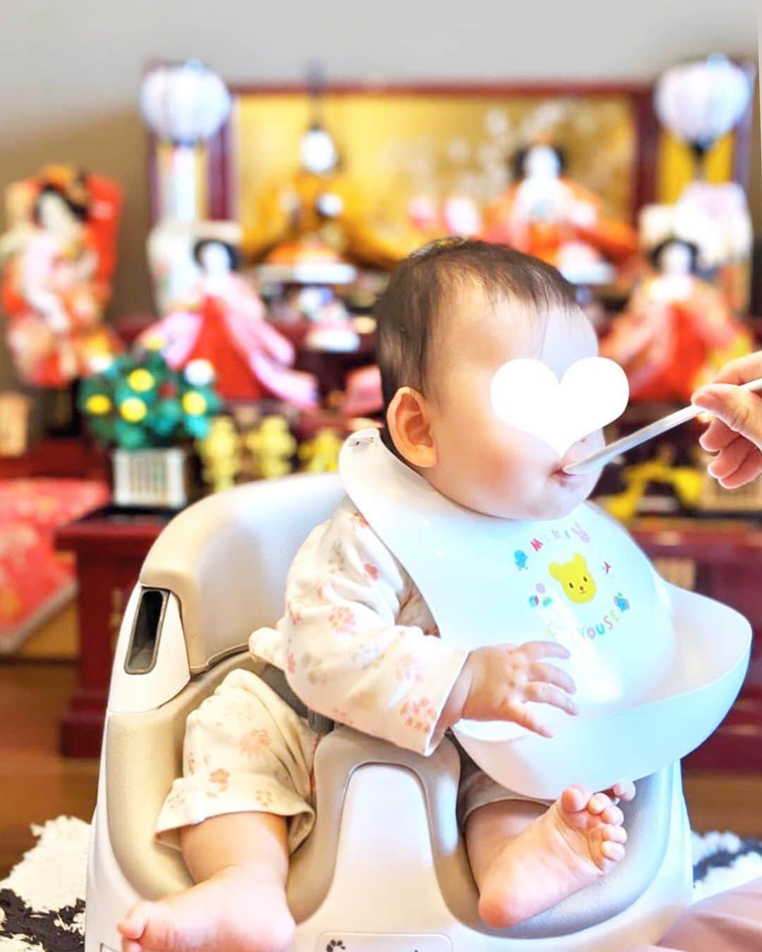 小野恵美のインスタグラム：「離乳食スタート♡ 10倍粥にチャレンジ！  1さじじゃ足りないようで、 わたしの持つお椀を掴んで離さない 食いしん坊さんでした🥣笑 はい、ママ似です🤣  上手に食べられたね☺️ おめでとう🎉  寝返りでコロコロと回転移動したり、ずり這いも始まり、行動範囲が広くなりました🥳 毎日嬉しい成長🌸  #離乳食 #離乳食スタート #記念日 #赤ちゃん #赤ちゃんのいる生活 #5カ月 #生後5ヶ月 #おめでとう #baby #babygirl #女の子ベビー #女の子ママ #育児 #子育て」