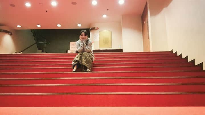 平田裕香のインスタグラム：「セーラー服 を着させてもらった今年頭のコントライブ【リンドバーグ】  はじめはね、学ランを着る予定だったのが変更になったそうなの。 いやぁ、良い経験させてもらえました。  銀座にある博品館劇場も、私が思い描く〝劇場〟という貫禄があって、ときめく毎日。  人を笑顔にするって、無茶苦茶難しくてセンスが必要なのね。  #コントライブ  #博品館劇場」