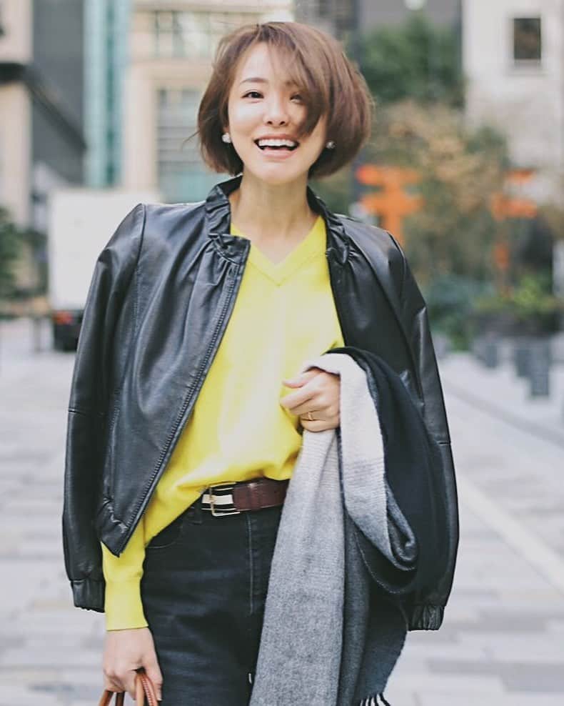 のインスタグラム：「. 普段黒とか紺とかばっかりだけど、 こんなにあったかいと明るい色が着たくなる(☝︎ ՞ਊ ՞)☝︎ ・ 勇気を出してビビッドなイエローニットを✊🏽✨ でも結局、それ以外を黒にして いつもと変わらない感じに落ち着いた。← ・ ・ #ライダースジャケット #ライダースコーデ #差し色 #アウトフィット #ootd #outfit #ポートレート写真 #ポートレート撮影 #革ジャン」