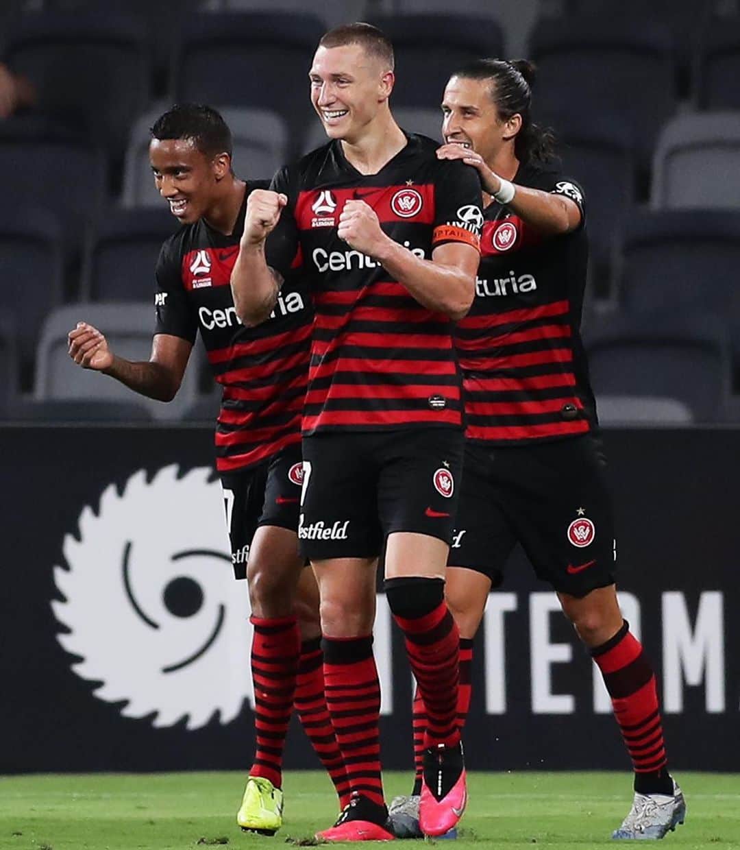 ミッチェル・デュークのインスタグラム：「Think back to Friday night! What a performance by the boys 🔥 Proud of this team! #keepbelieving 🔴⚫️」