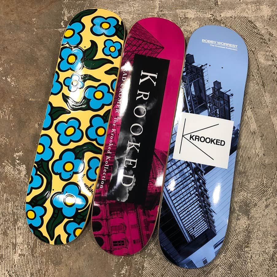 のインスタグラム：「KROOKEDから新モデルのデッキが入荷‼️ 今回は写真左の MARK GONZALEZ がデザインした WILD FLOWERS EMBOSSED は花柄の所がエンボス加工(凸凹加工)になっていて、手が込んだ仕上がり🌺 右隣の2本のデッキは街の建物🏢をグラフィックに落とし込んだオシャレな感じに仕上がってます🏙 @krooked #krooked #krookedskateboards #skateboard #skateboarding #skater #カリフォルニアストリート #カリスト #スケートボード #スケボー #スケーター #californiastreet #calst」